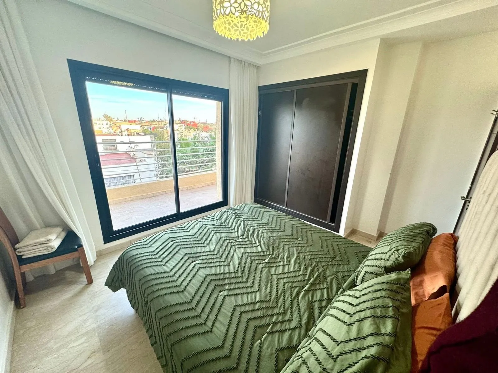 À Louer – Magnifique Appartement Meublé Front Mer à Dar Bouazza 2 CH - دار بوعزة (3)