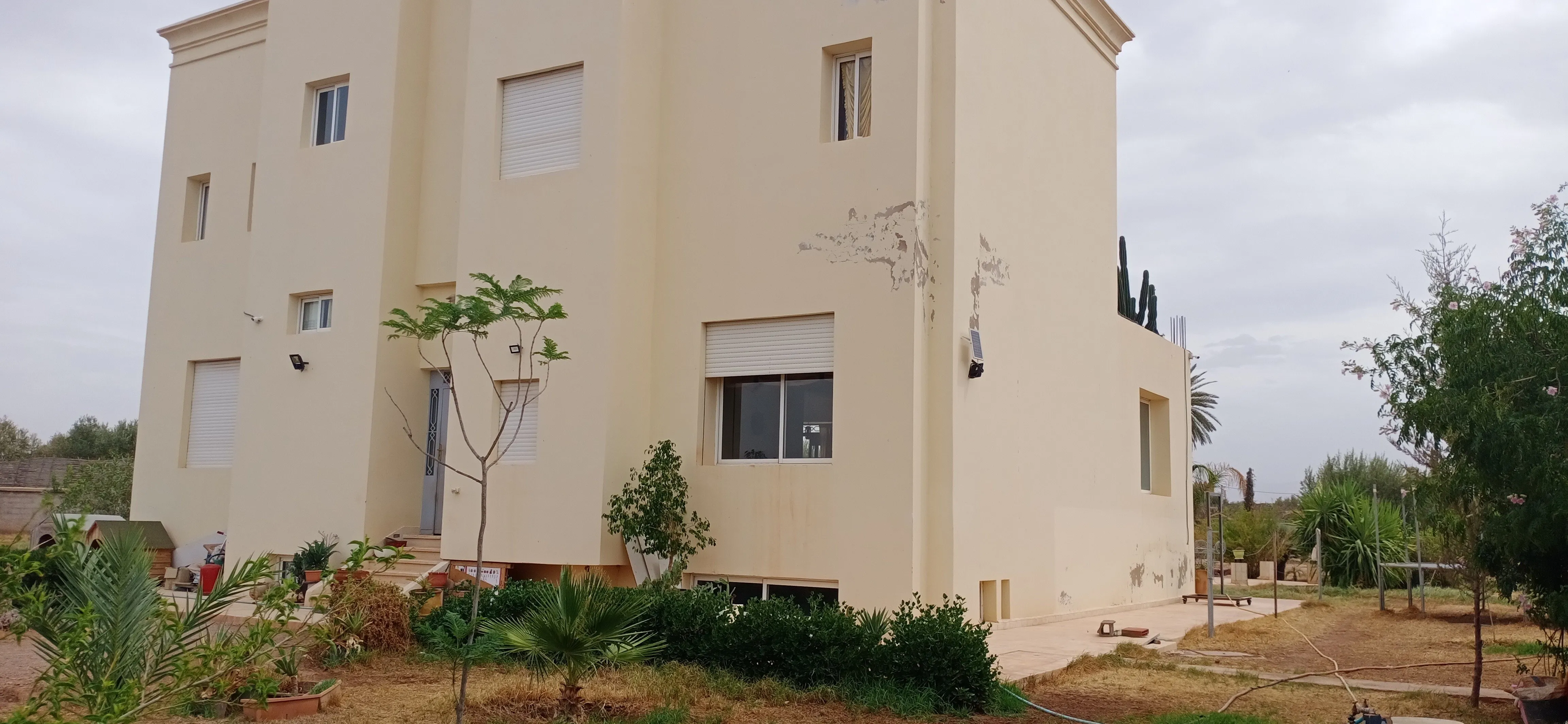 Villa de 7000 m² sur la route de Fès - مراكش (3)