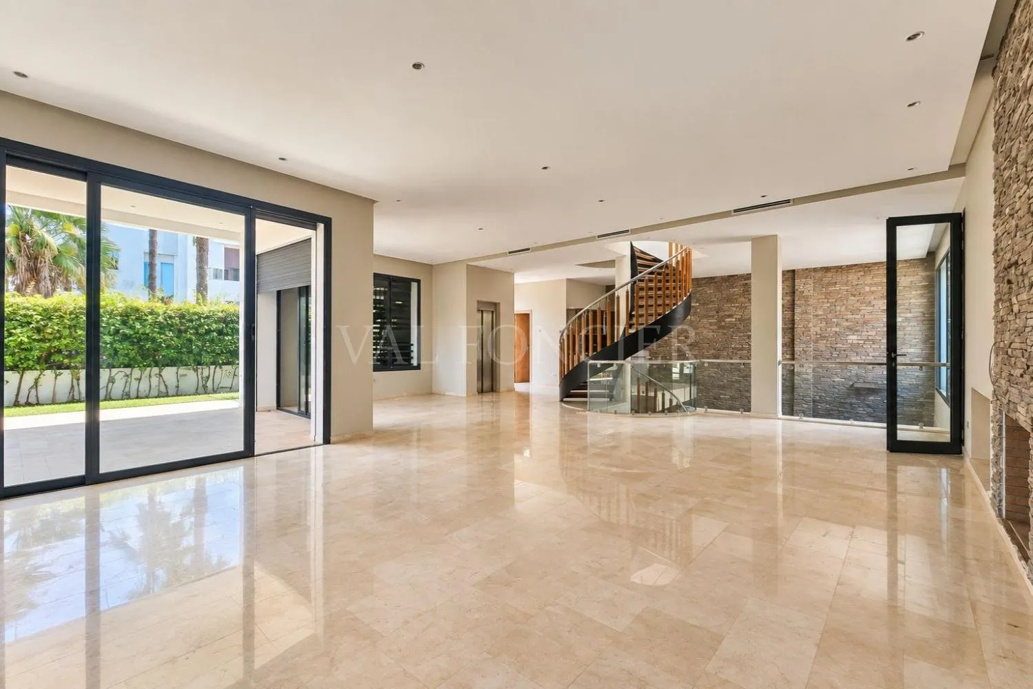 Vente Villa d'angle moderne 4 chambres avec piscine intérieure à Dar Bouazza - الدار البيضاء (4)