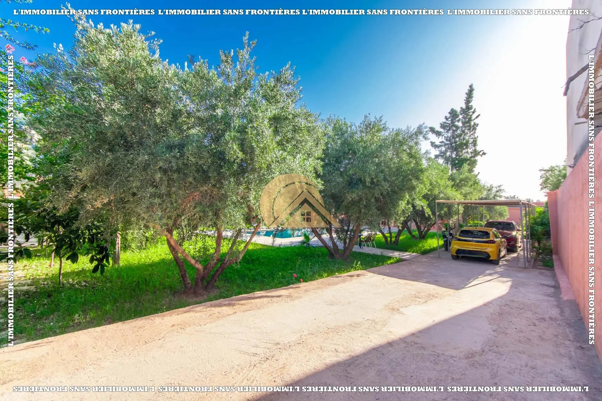 Villa meublée à vendre Route d’Agadir – Terrain de 1 600 m², 3 chambres, piscine privée et jardin - مراكش (2)