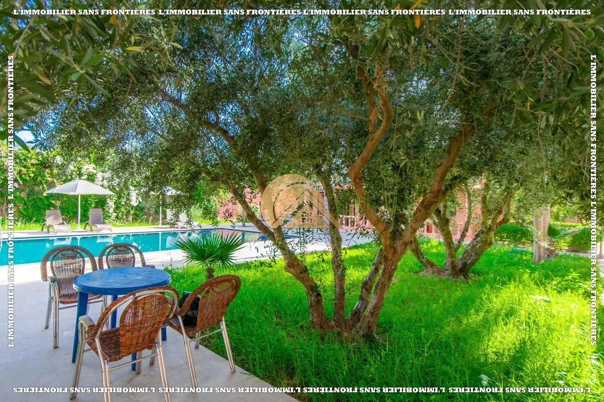 Villa meublée à vendre Route d’Agadir – Terrain de 1 600 m², 3 chambres, piscine privée et jardin - مراكش (3)