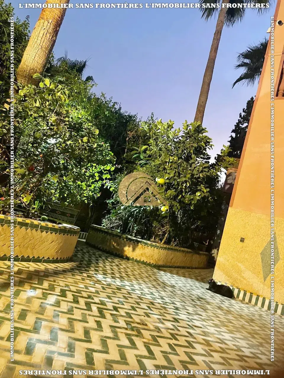 Villa de plus de 300 m² – 5 chambres, grand jardin arboré, pergola et terrasse sur le toit - مراكش (3)