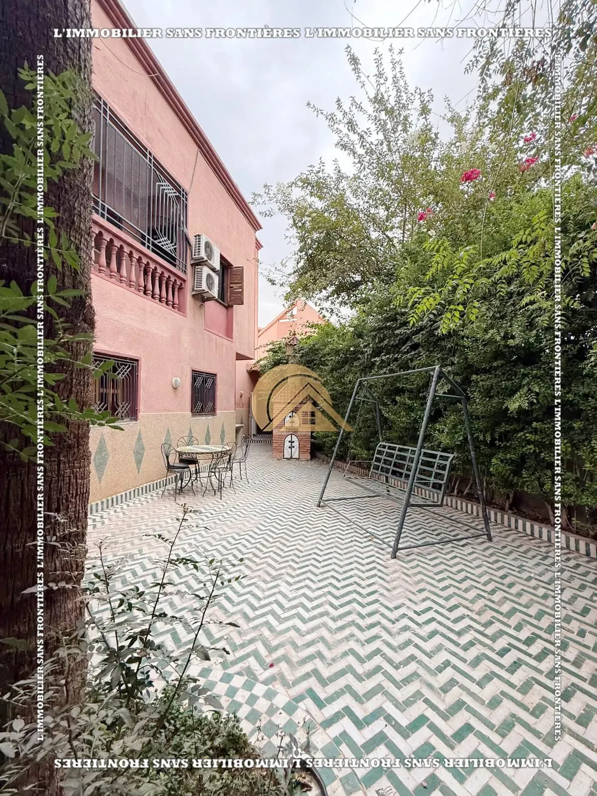 Villa de plus de 300 m² – 5 chambres, grand jardin arboré, pergola et terrasse sur le toit - مراكش (2)