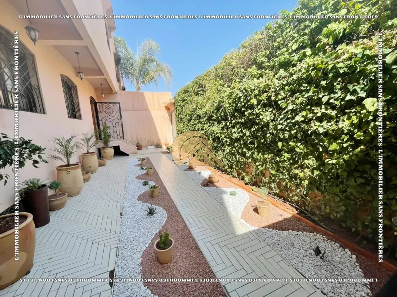 Villa meublée de standing à vendre à Bouakkaz, Marrakech – Jardin privé – 300 m - مراكش (4)