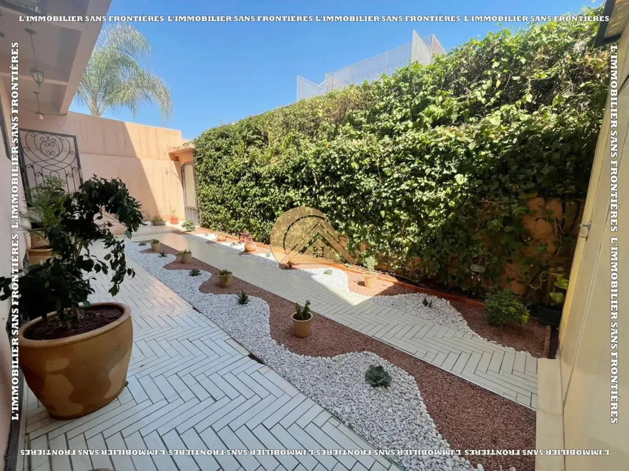 Villa meublée de standing à vendre à Bouakkaz, Marrakech – Jardin privé – 300 m - مراكش (3)