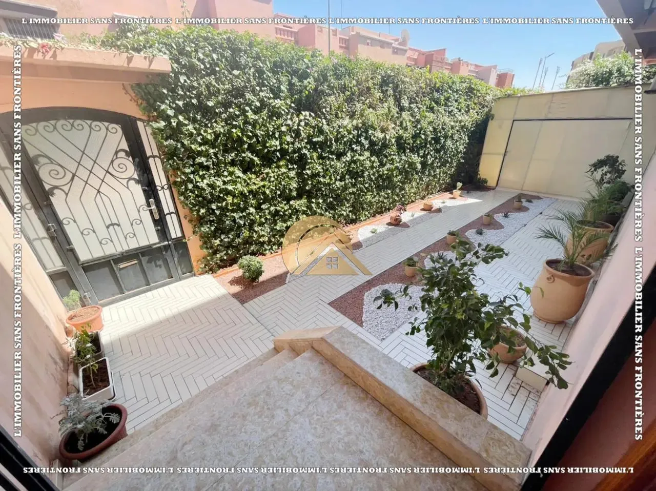 Villa meublée de standing à vendre à Bouakkaz, Marrakech – Jardin privé – 300 m - مراكش (2)