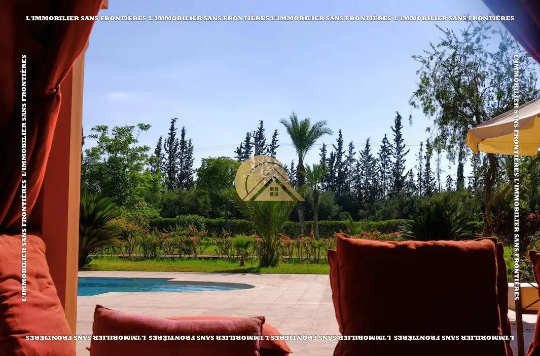 Villa meublée à vendre sur la Route d’Amizmiz, Marrakech – 5 hectares avec piscine et vue Atlas - مراكش (2)