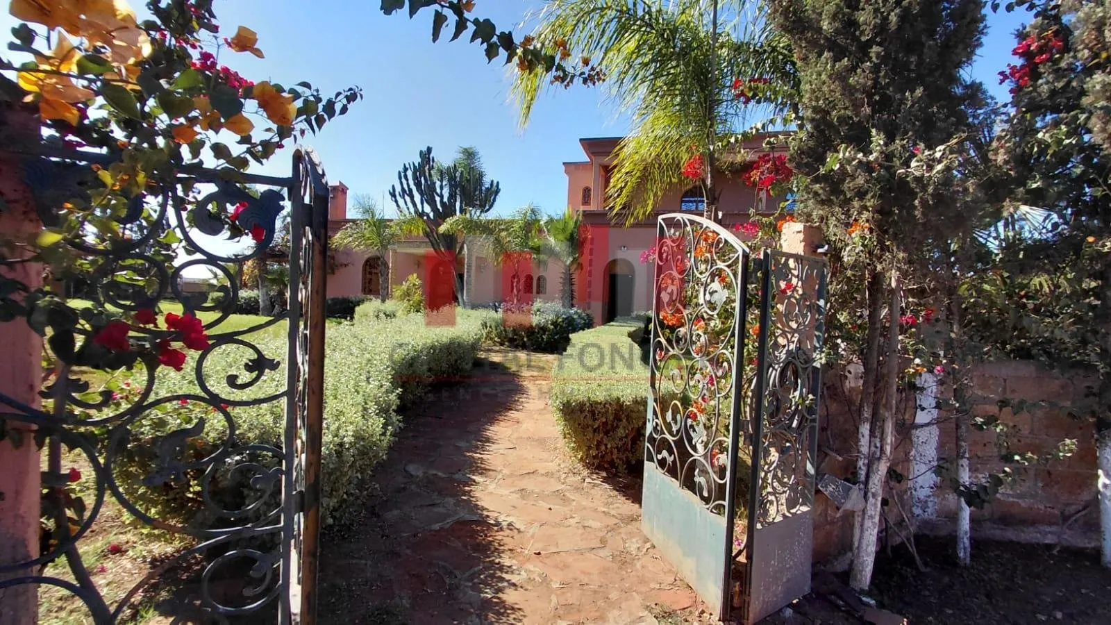 FERME SUR GRAND ESPACE VERT - برشيد