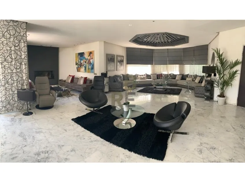 Villa avec piscine de très  haut standing  à vendre à Hay riad - الرباط