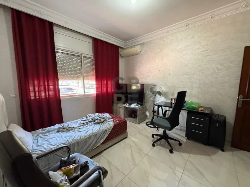 Un Très Bel appartement au Rez de chaussée très ensoleillé Est-Ouest en vente à Hay Riad - الرباط (3)