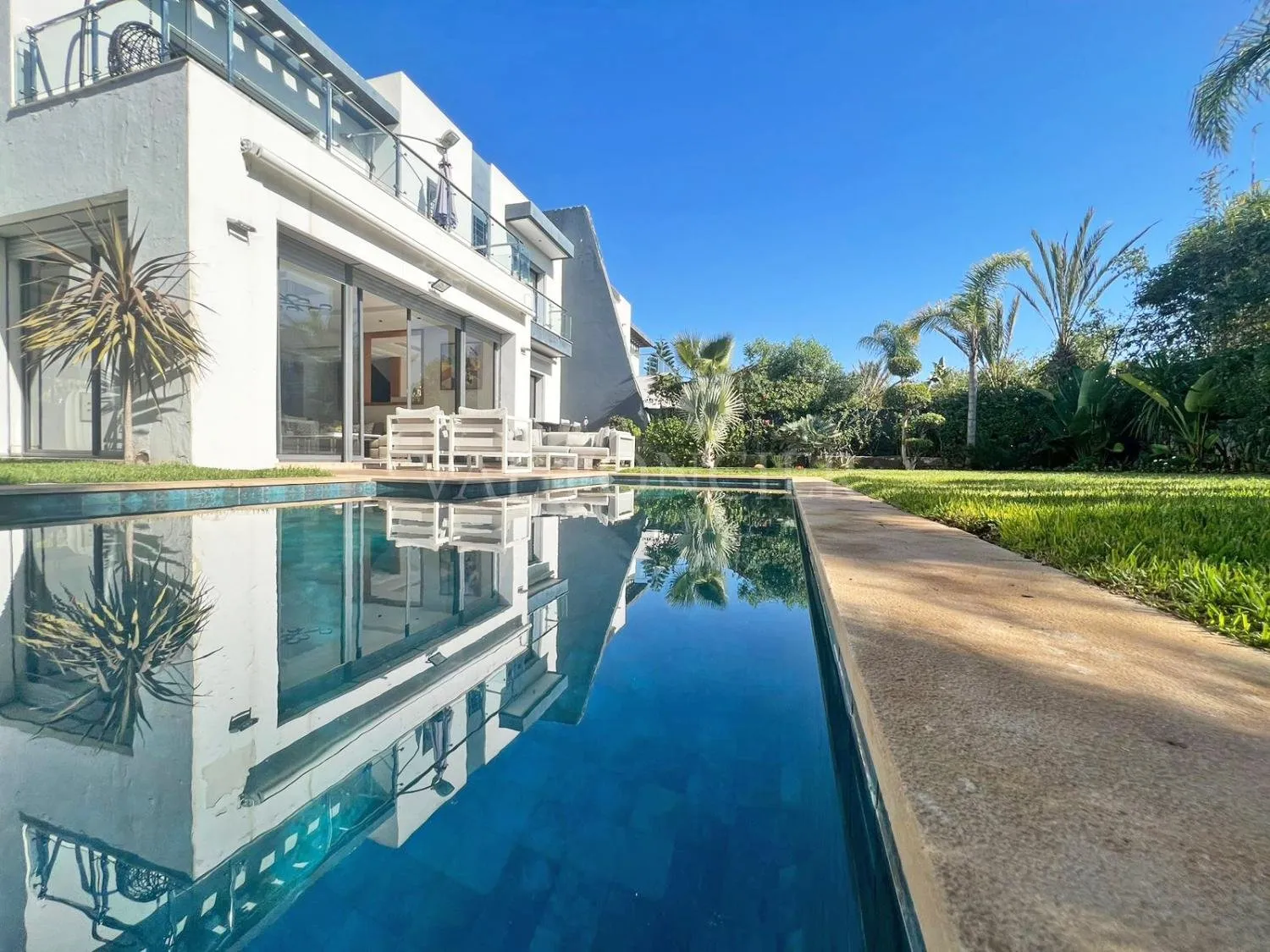 Vente très belle villa 4chambres avec piscine bien placée à Bouskoura - الدار البيضاء