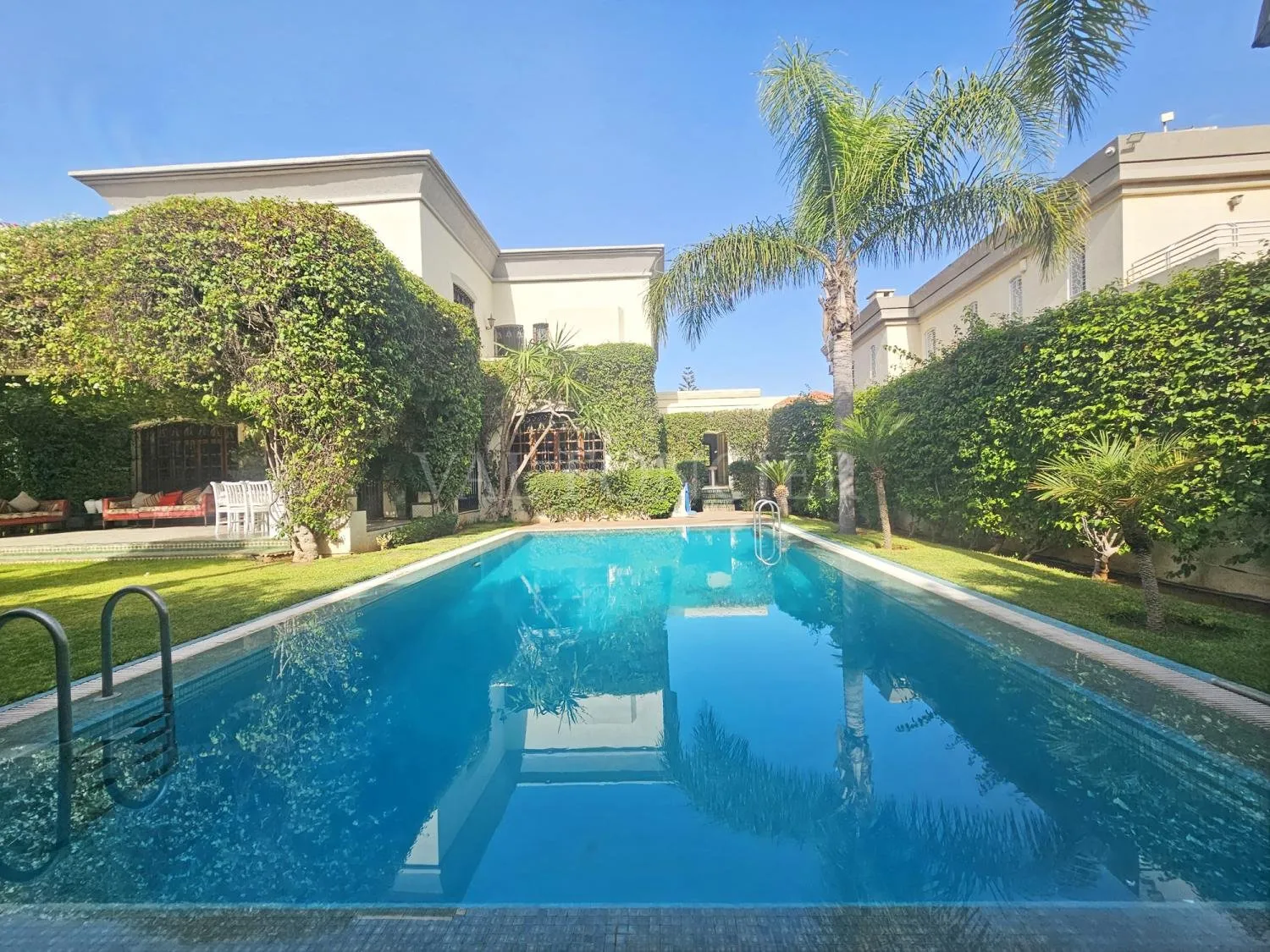 Villa à vendre à Casablanca Californie : 1007 m² avec piscine - الدار البيضاء (3)