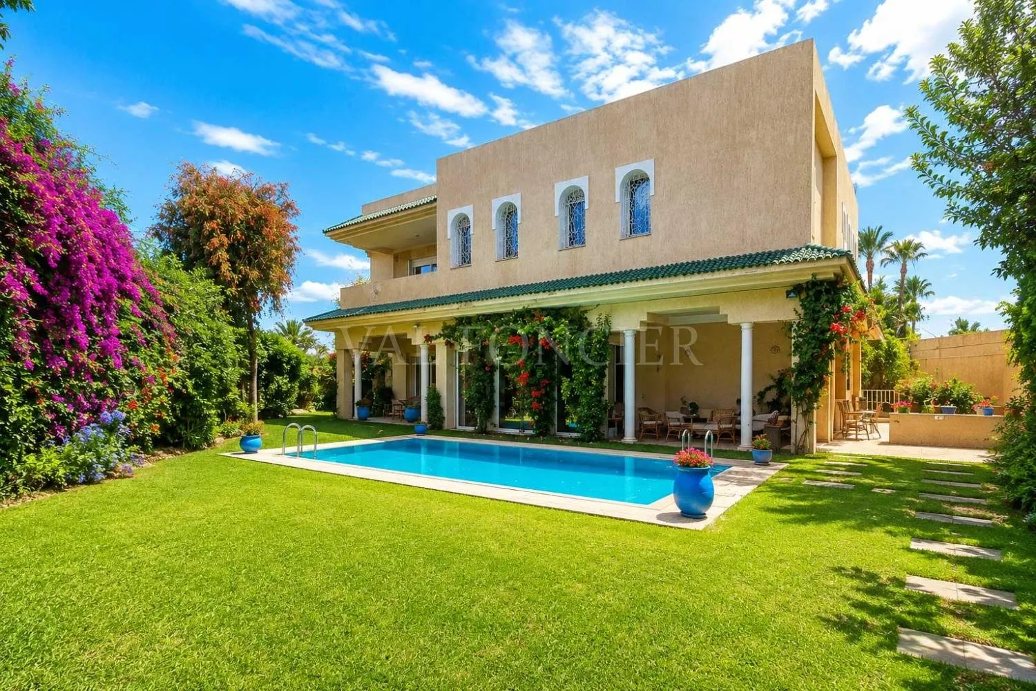Villa à vendre à Casablanca Californie : 1070 m² avec piscine - الدار البيضاء
