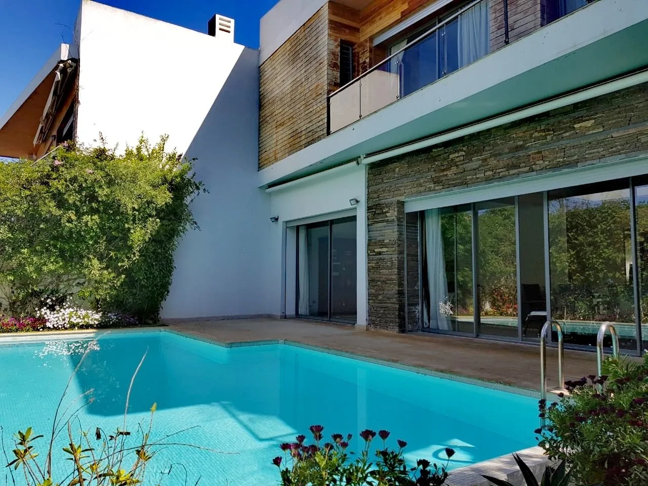 Jolie villa à vendre avec piscine dans une résidence fermée à ain diab - الدار البيضاء