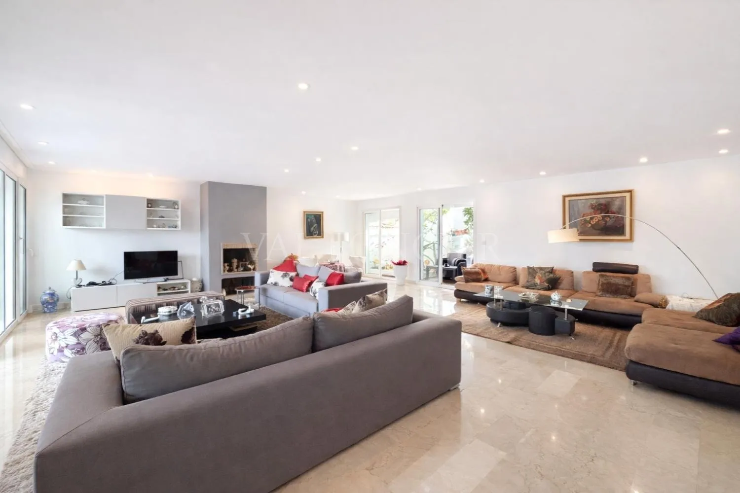 À VENDRE – Superbe villa en résidence privée très prisée à Dar Bouazza - الدار البيضاء (2)