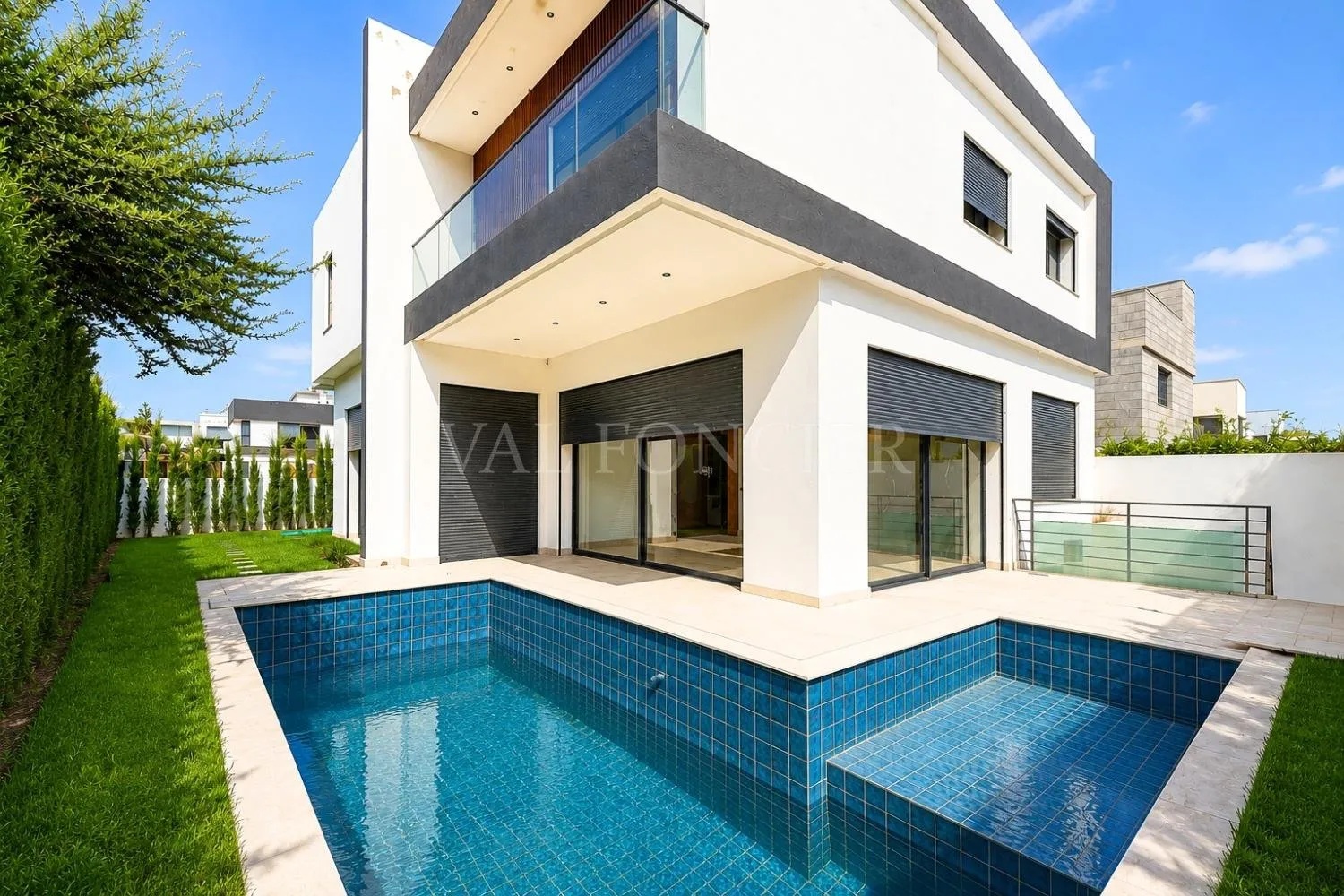 Villa neuve contemporaine à vendre à Dar Bouazza – 4chambres, piscine et rooftop - الدار البيضاء