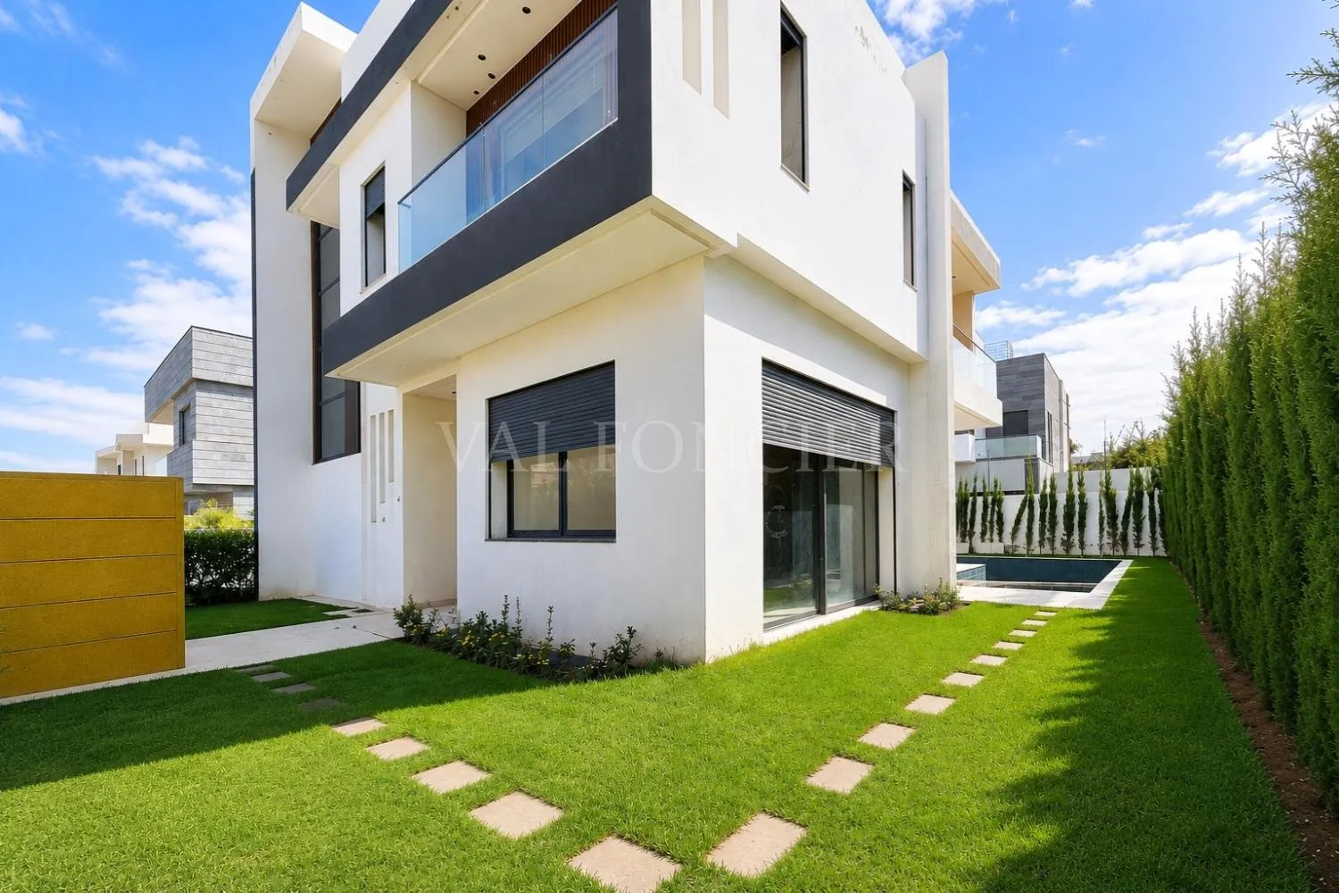 Villa neuve contemporaine à vendre à Dar Bouazza – 4chambres, piscine et rooftop - الدار البيضاء (2)