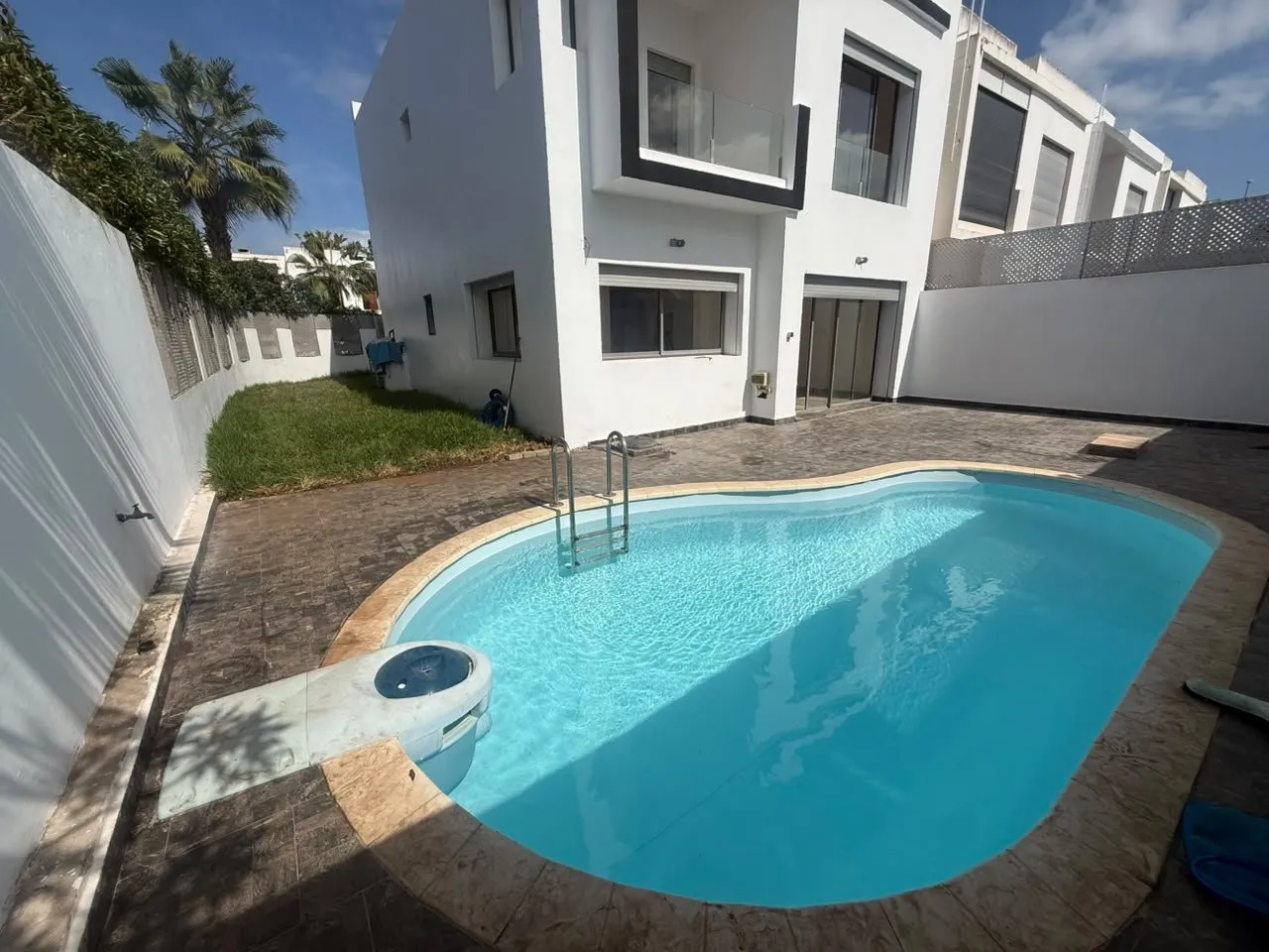 Jolie villa moderne angle et ensoleillée en vente à Dar Bouazza 3 CH - دار بوعزة