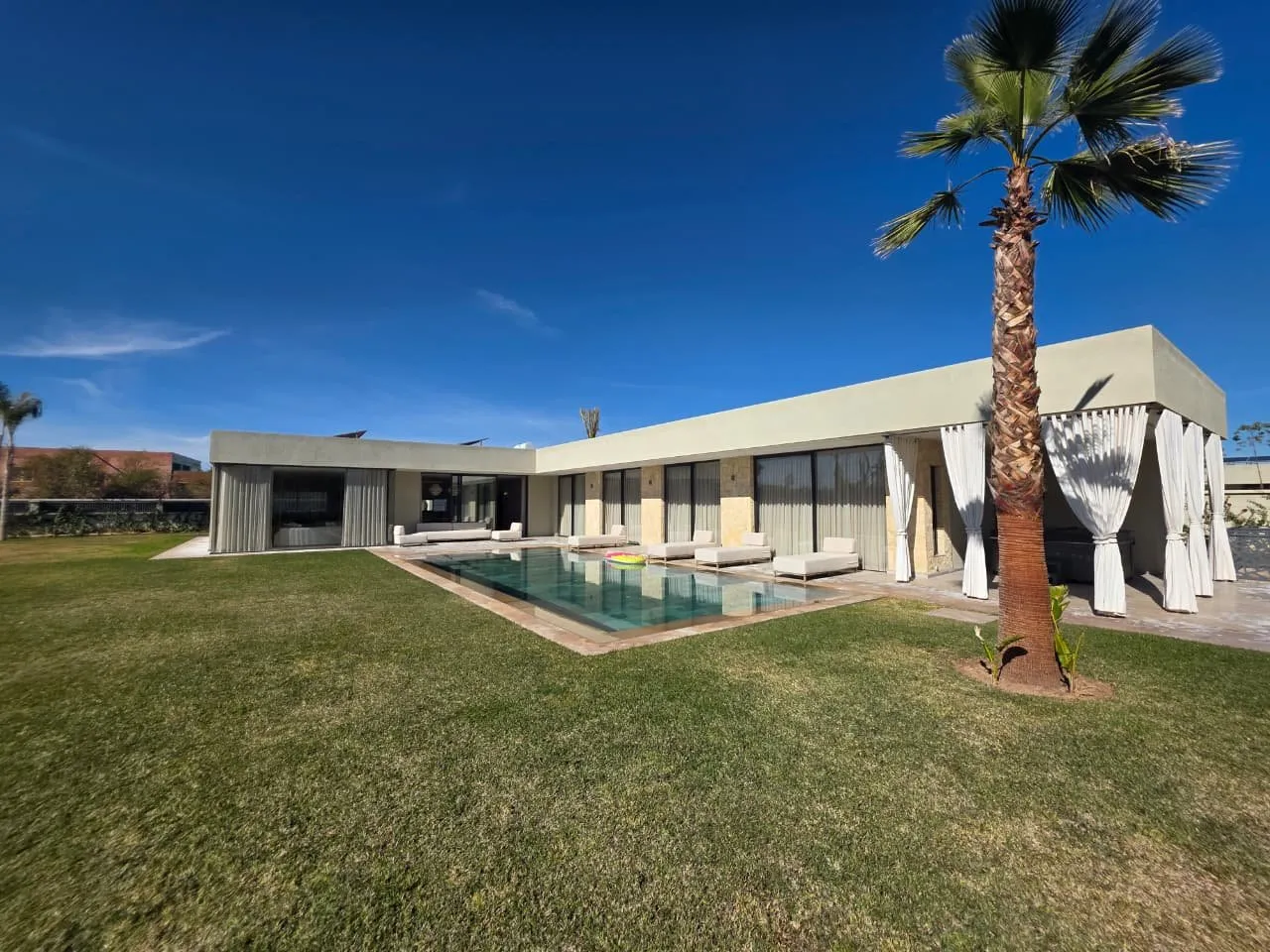 VILLA PLAIN-PIED MEUBLÉE À VENDRE – MARRAKECH - مراكش