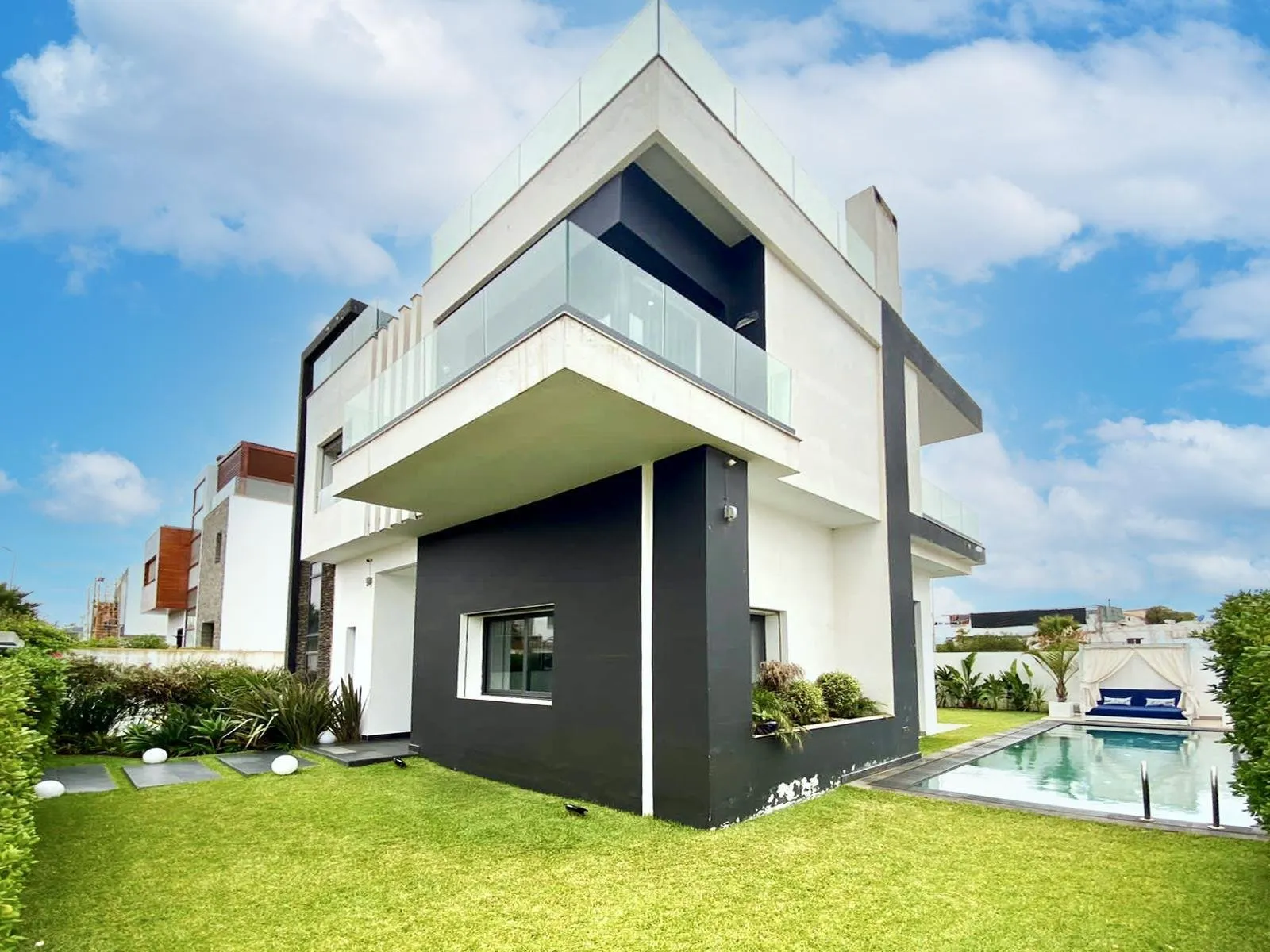 À Vendre – Élégante Villa Familiale à Dar Bouazza avec Vue Mer - الدار البيضاء (2)