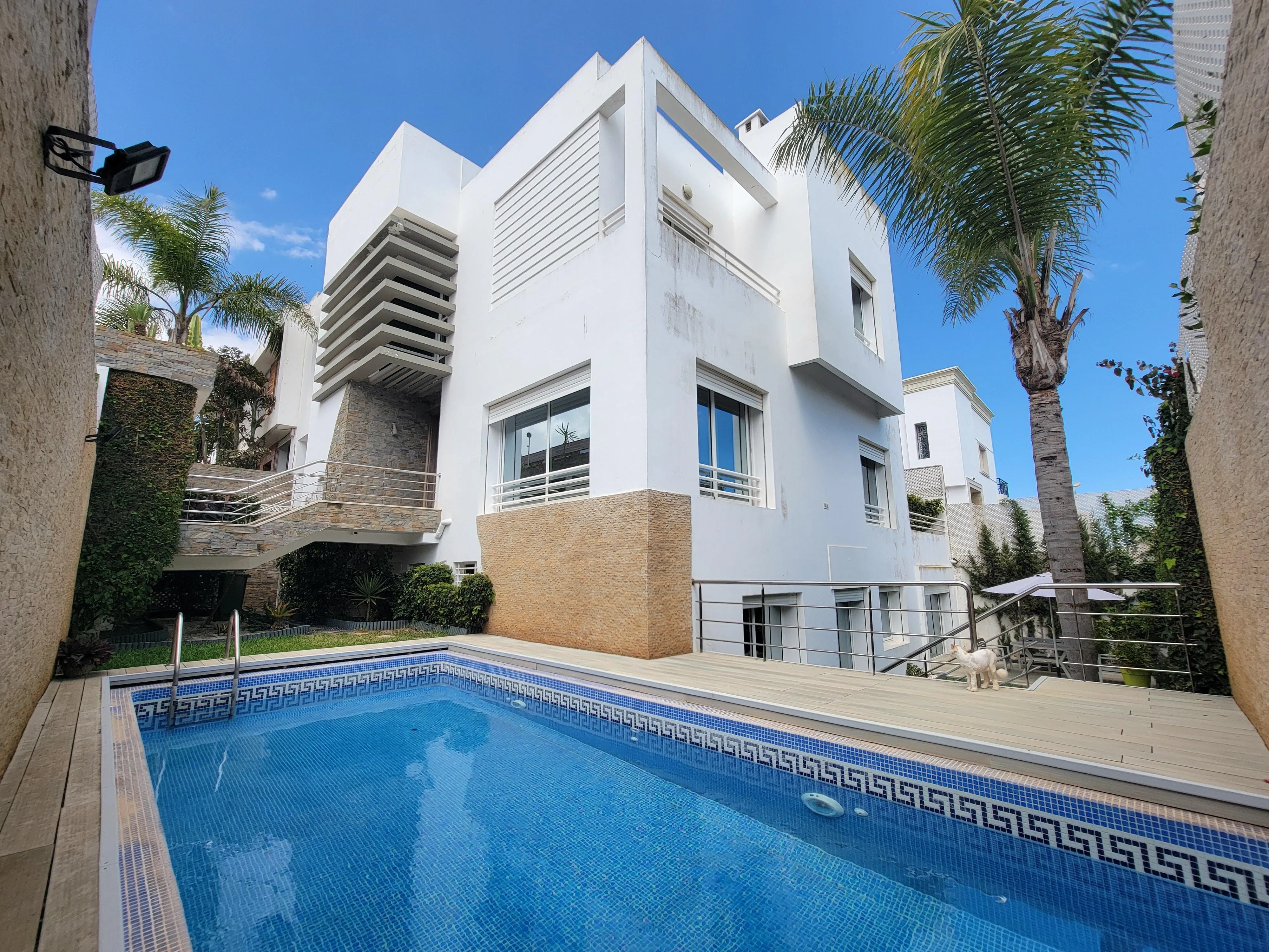 À vendre – Villa d’Exception à Dar Bouazza, 550 m² habitables, Jardin, Piscine et Finitions Haut de Gamme - الدار البيضاء