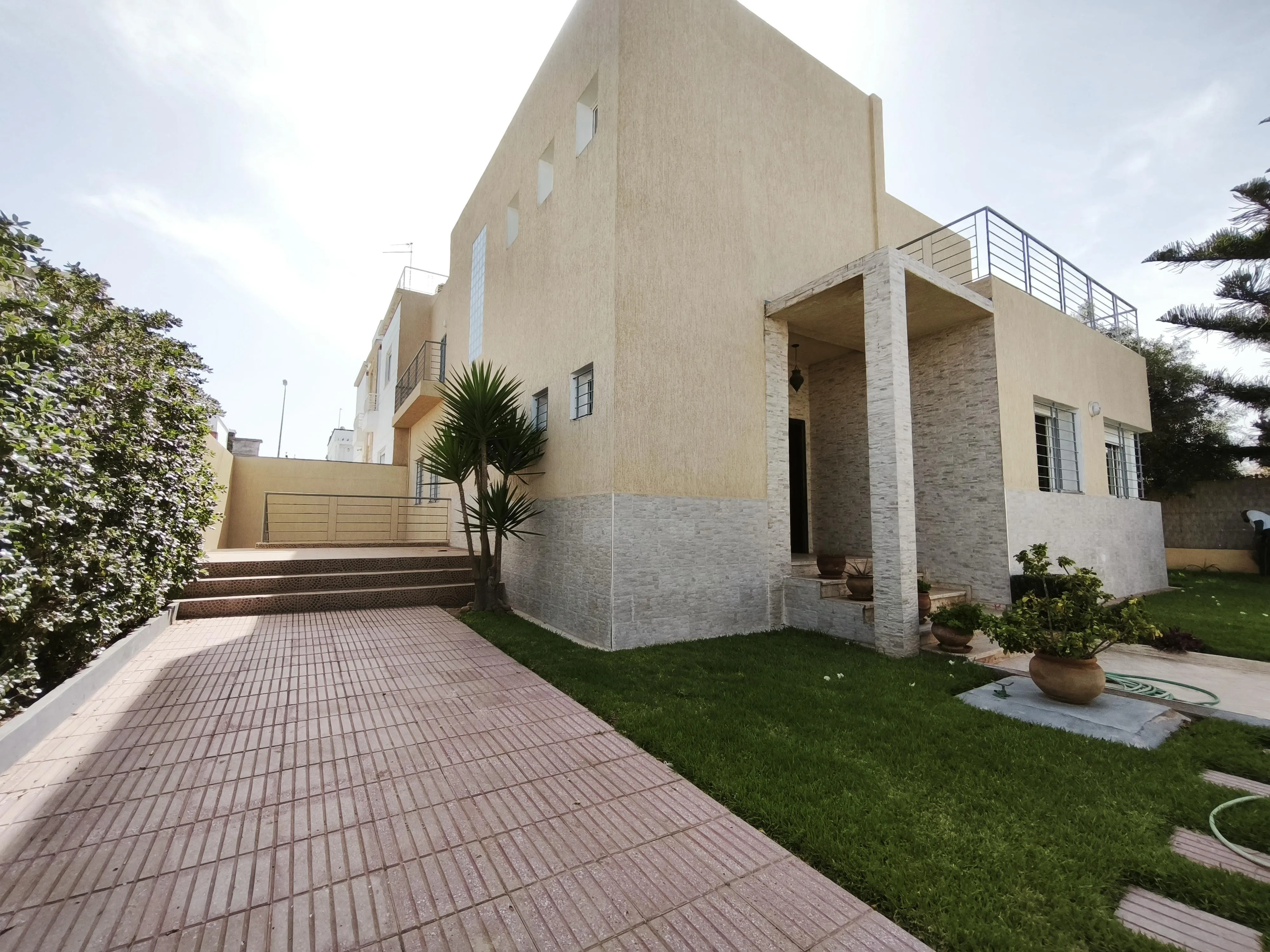 À Vendre – Villa familiale de standing à Dar Bouazza – 4 chambres – 420 m² habitables – Jardin – Lotissement sécurisé - الدار البيضاء