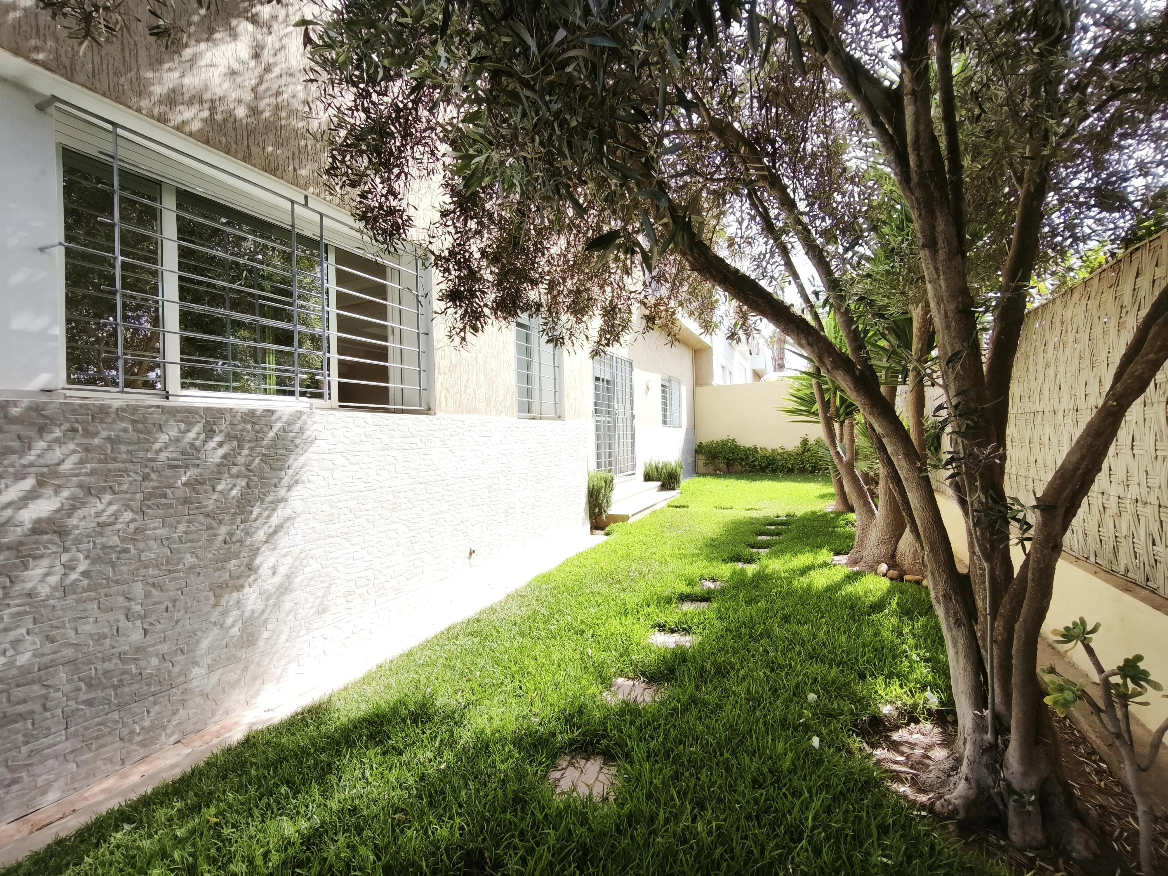 À Vendre – Villa familiale de standing à Dar Bouazza – 4 chambres – 420 m² habitables – Jardin – Lotissement sécurisé - الدار البيضاء (2)