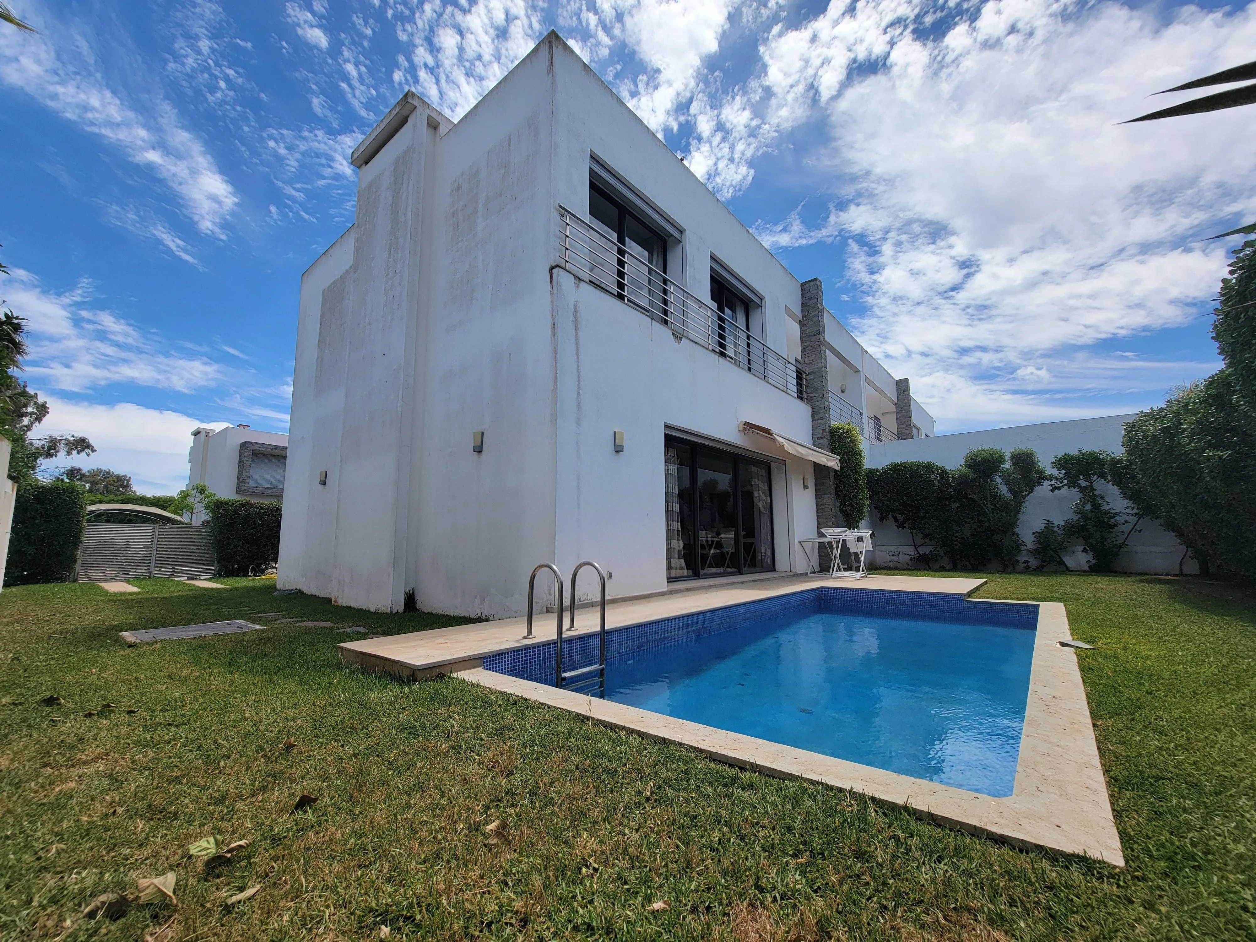À VENDRE – Magnifique Villa d’Angle de Prestige à Dar Bouazza – Résidence Sécurisée, Jardin, Piscine - الدار البيضاء