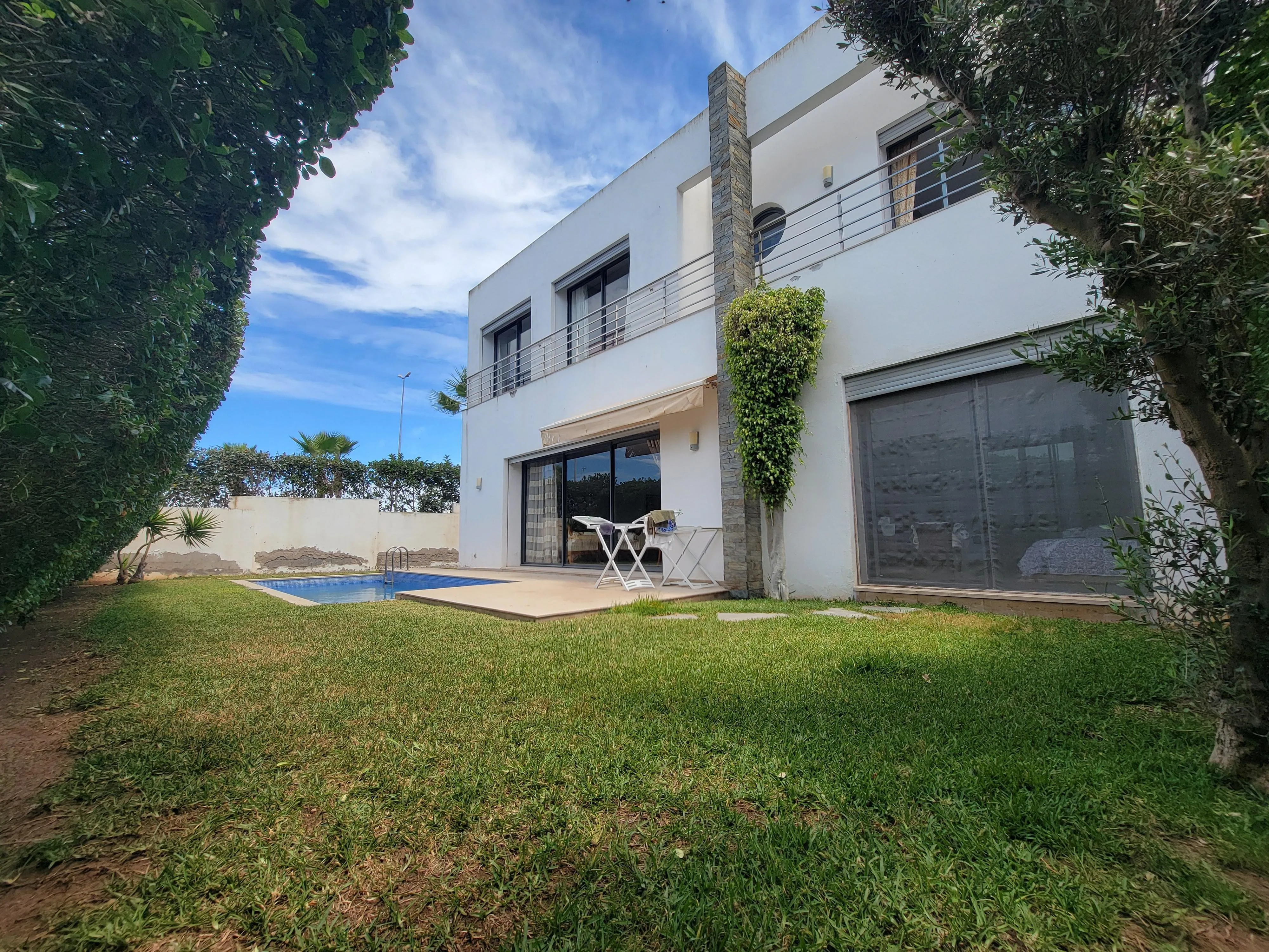 À VENDRE – Magnifique Villa d’Angle de Prestige à Dar Bouazza – Résidence Sécurisée, Jardin, Piscine - الدار البيضاء (2)