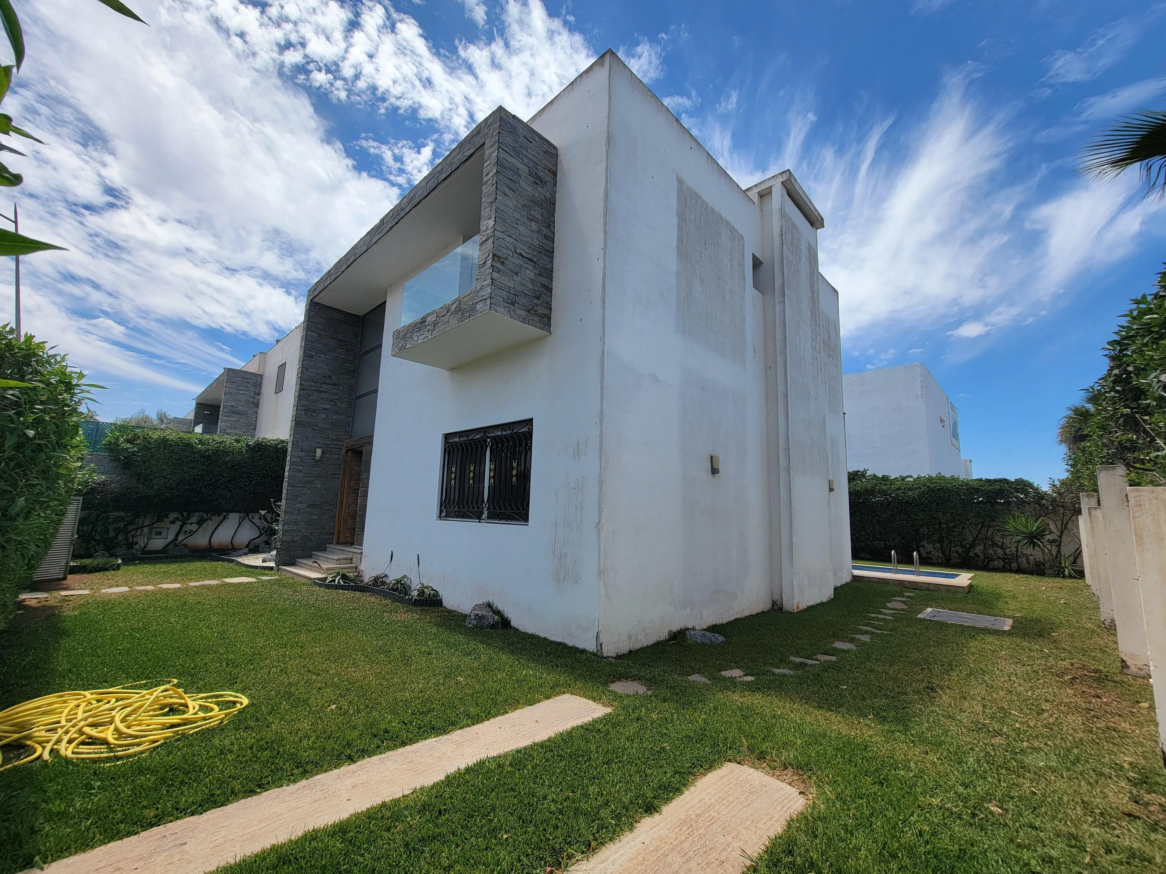 À VENDRE – Magnifique Villa d’Angle de Prestige à Dar Bouazza – Résidence Sécurisée, Jardin, Piscine - الدار البيضاء (3)