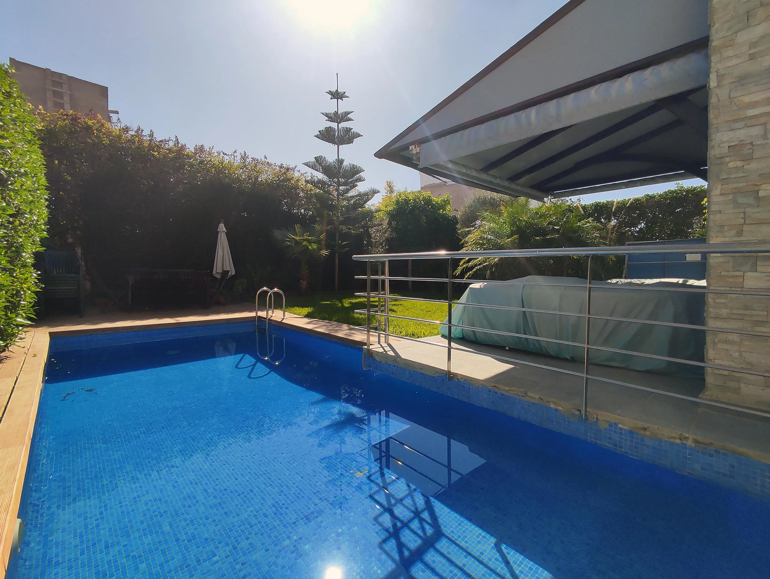 Villa avec piscine et grand jardin. - الدار البيضاء