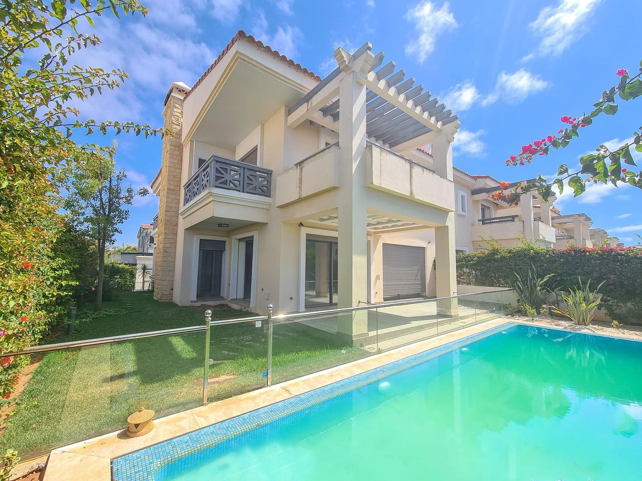 Villa moderne, en résidence sécurisée - الدار البيضاء