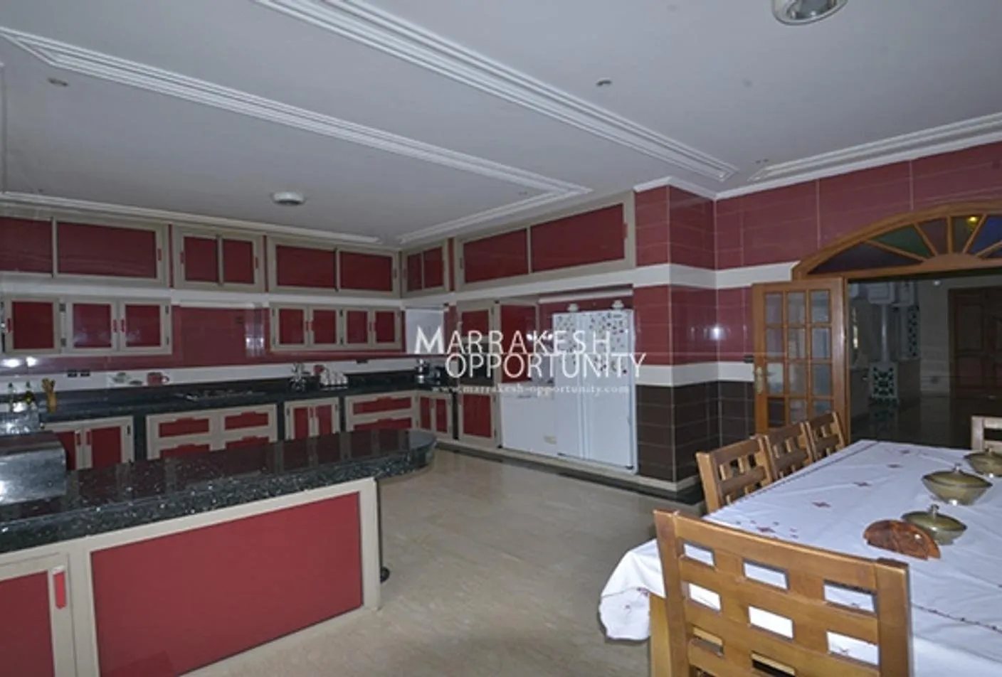 villa en vente est située au cœur du quartier Targa - مراكش (3)
