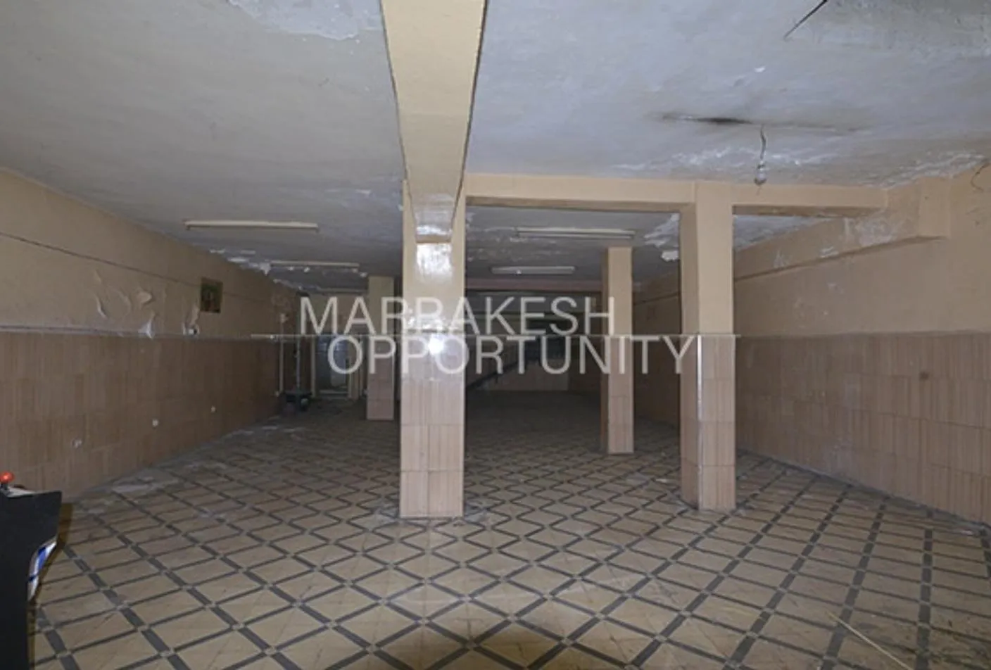 Une Cave commercial en vente situé à Guéliz - مراكش