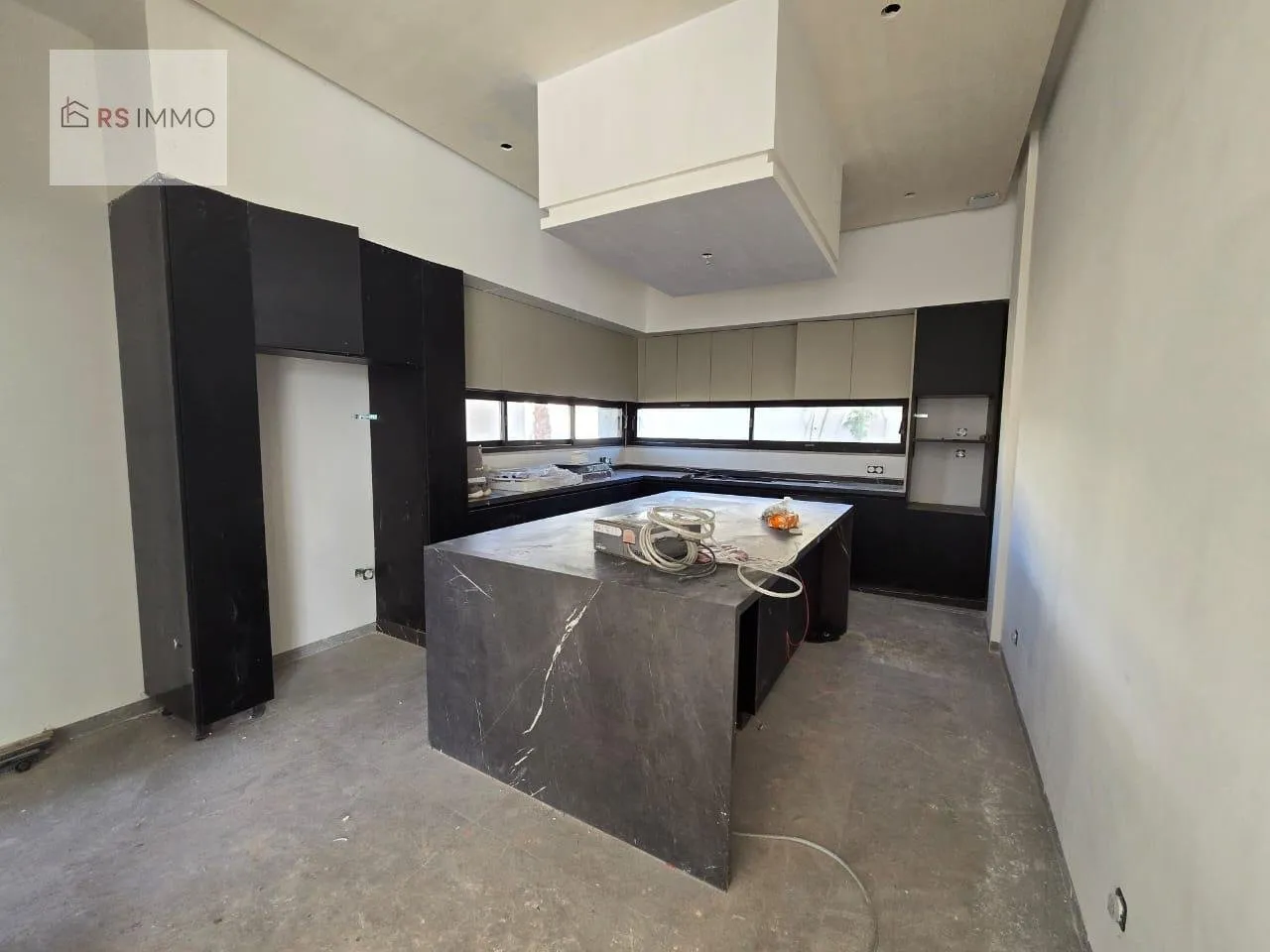 À VENDRE : VILLA MODERNE À 10 KM DE MARRAKECH - مراكش (3)