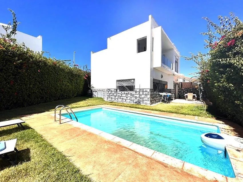Villa d'angle dans une résidence sécurisée. - الدار البيضاء