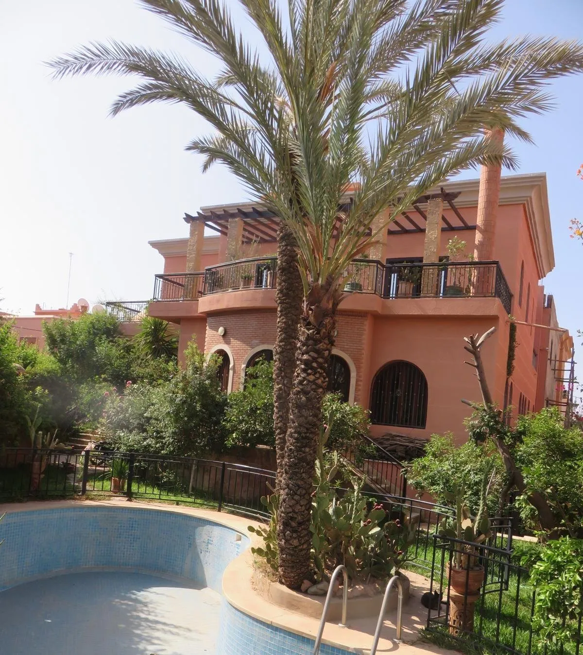 Villa d'exception avec piscine, jardin paysager et sécurité à vendre à Marrakech - مراكش