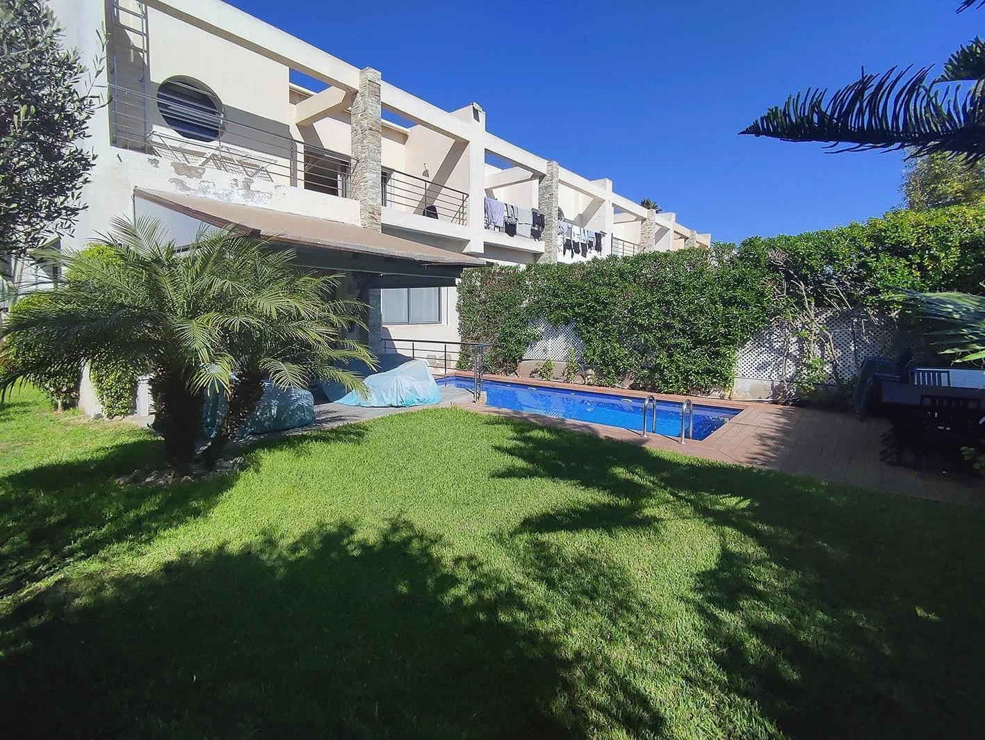 Villa avec piscine et grand jardin en résidence - الدار البيضاء