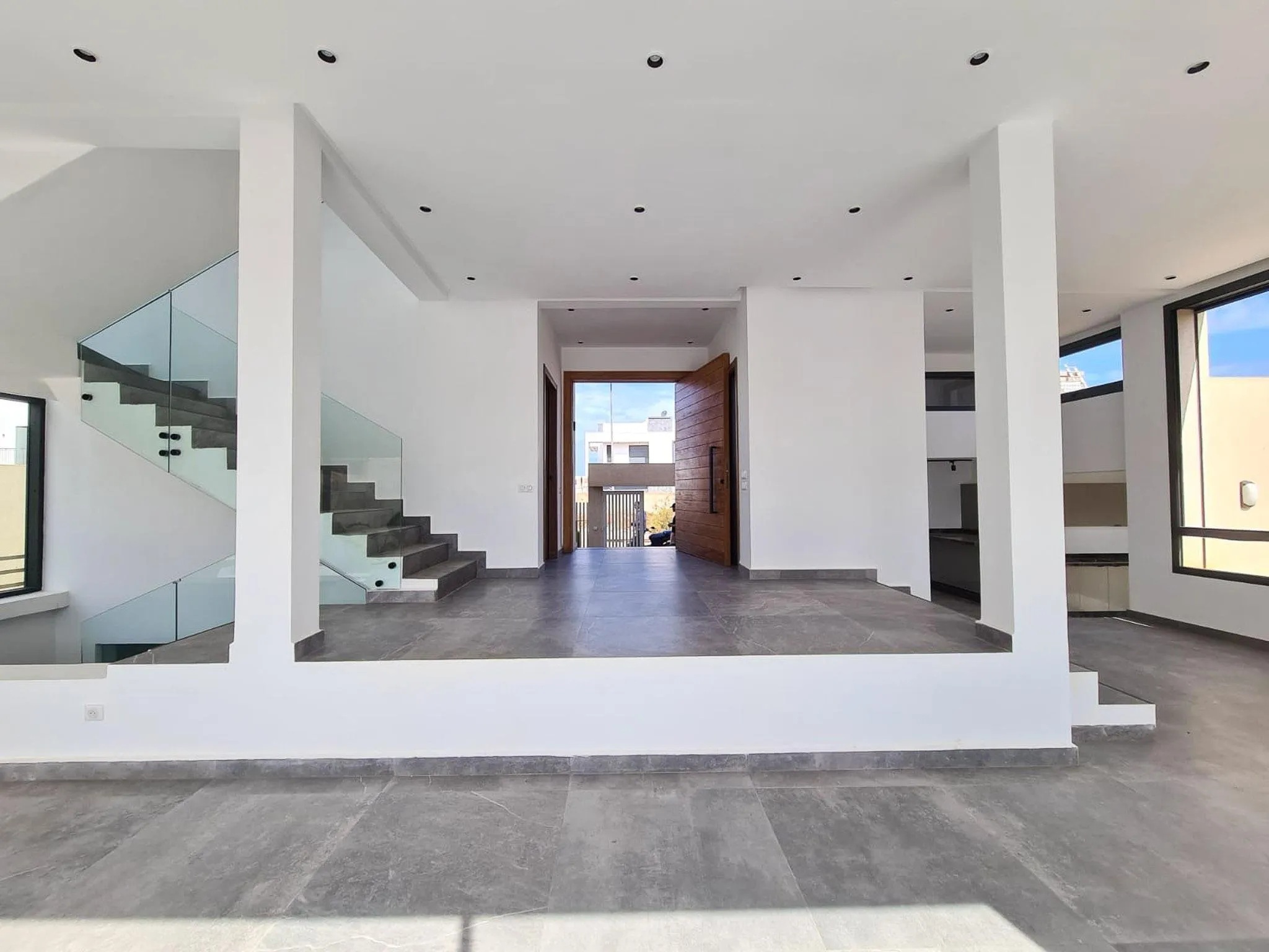 Villa neuve 5 Chambres, jardin et piscine - الدار البيضاء (2)
