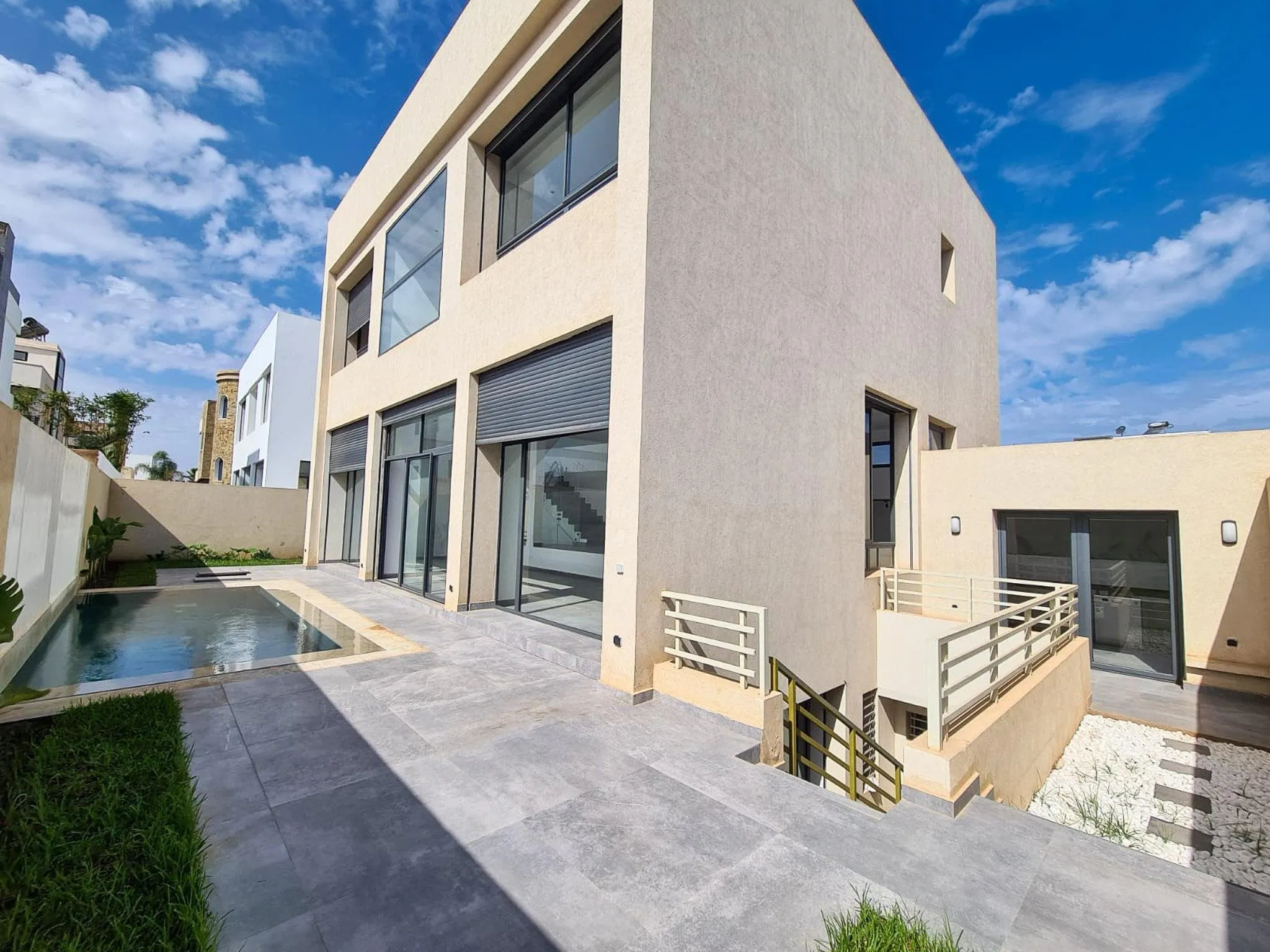 Villa neuve 5 Chambres, jardin et piscine - الدار البيضاء