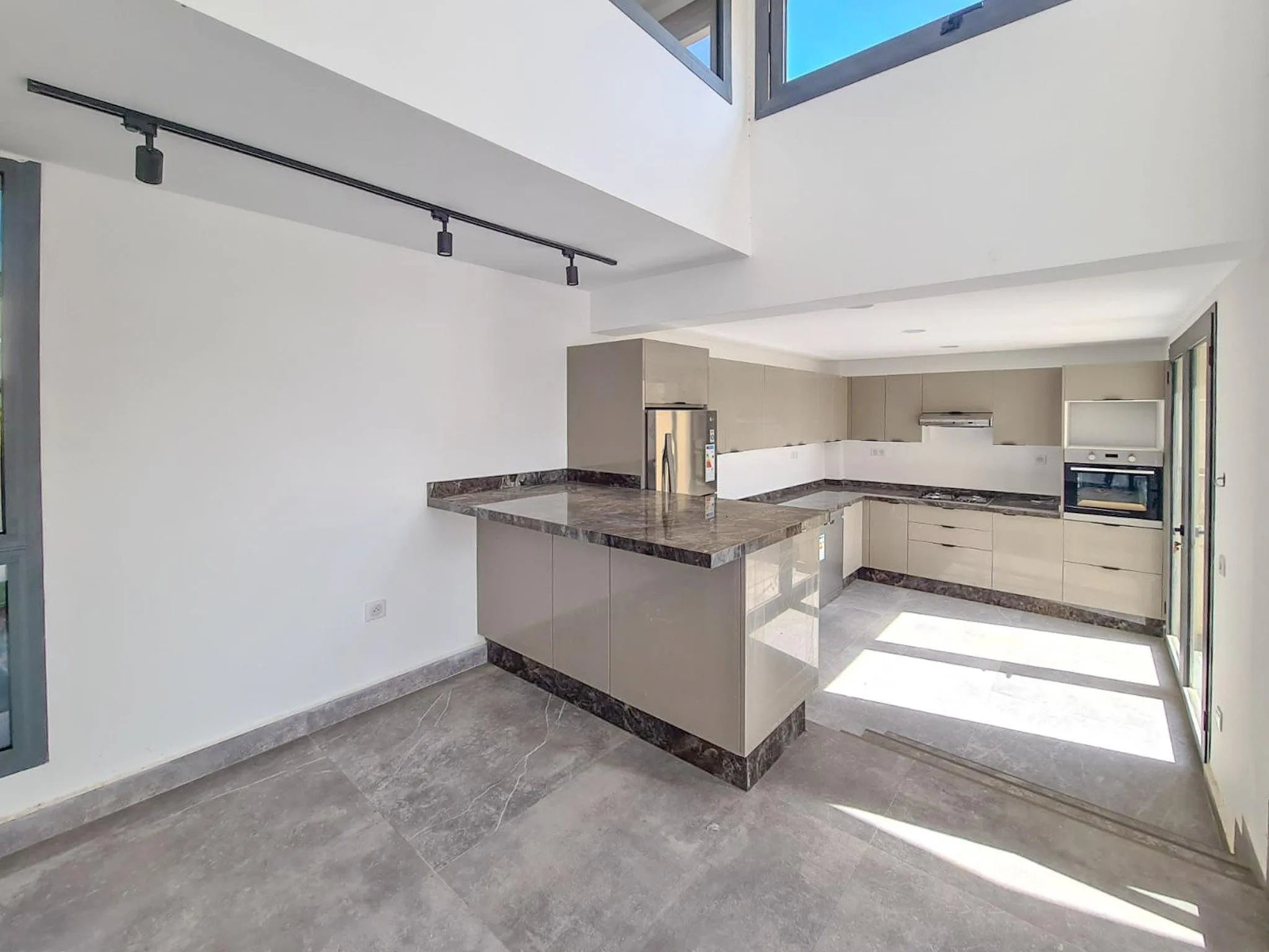 Villa neuve 5 Chambres, jardin et piscine - الدار البيضاء (4)