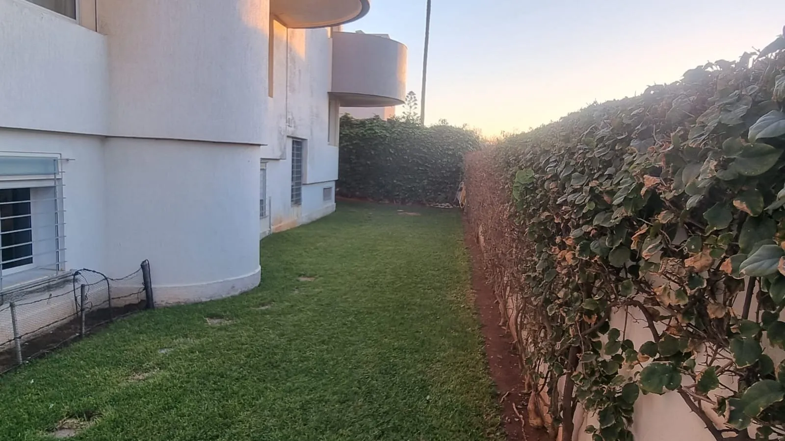 Une jolie villa moderne avec piscine à Guy Ville - تمارة (2)