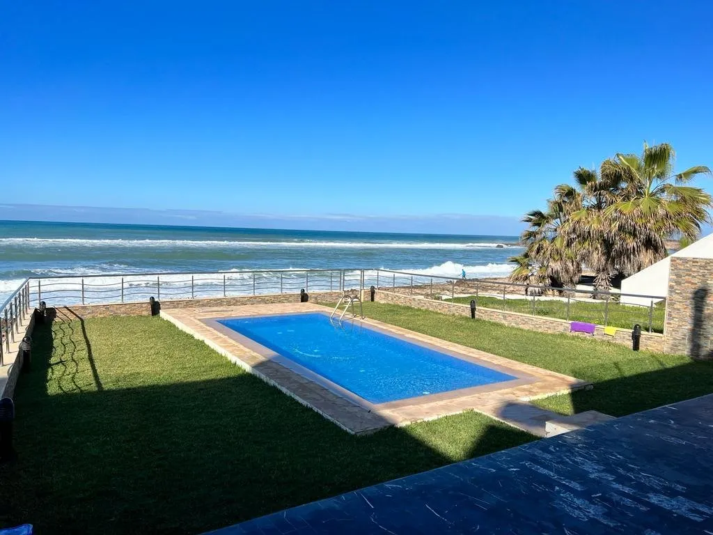Très jolie maison neuve front de mer avec piscine à Harhoura - تمارة