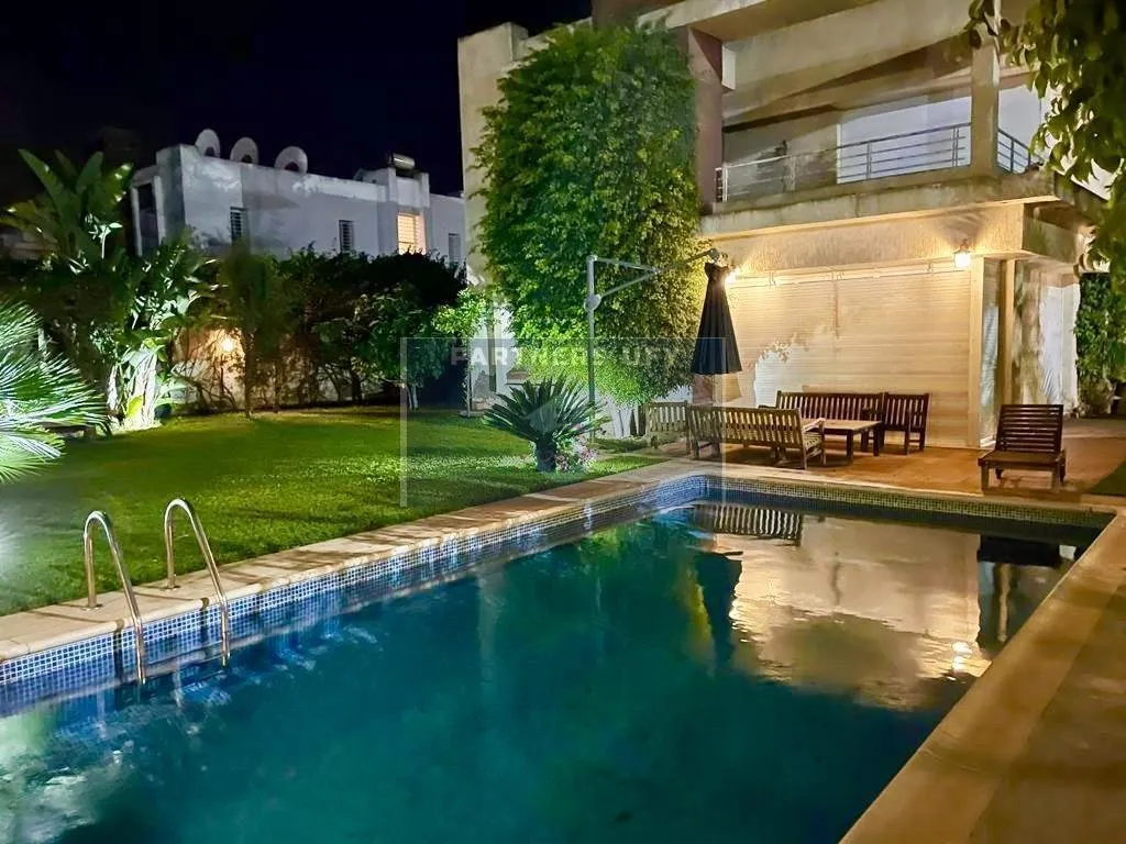 Villa moderne, isolée  en plein Bouskoura - résidence fermée - الدار البيضاء