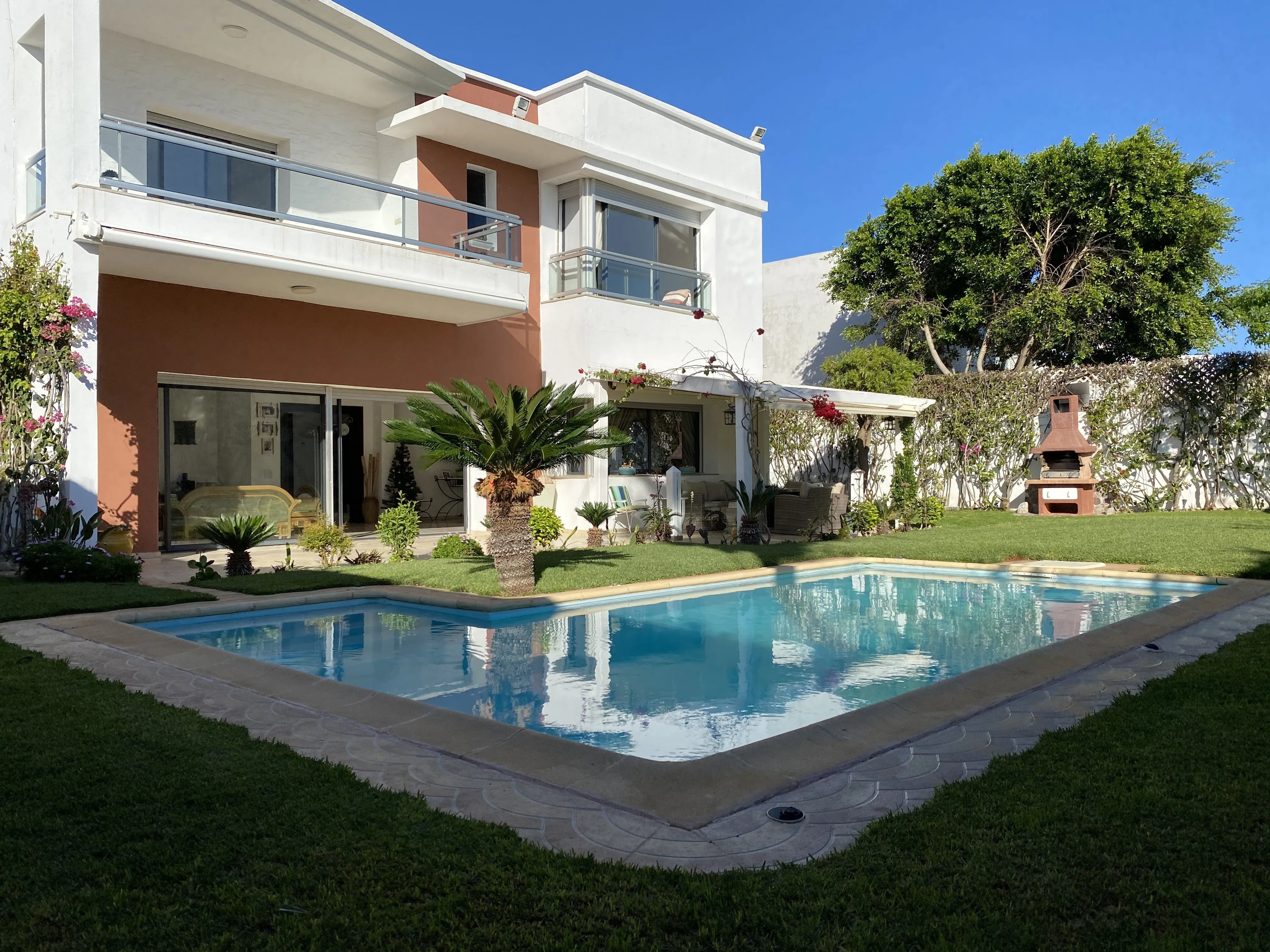 Villa de 790m2 en résidence sécurisée à vendre - الدار البيضاء