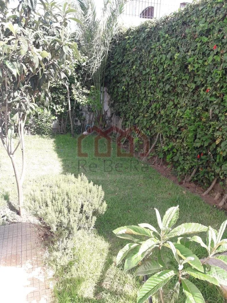 une villa sur grande avenue à Hay Riad - الرباط