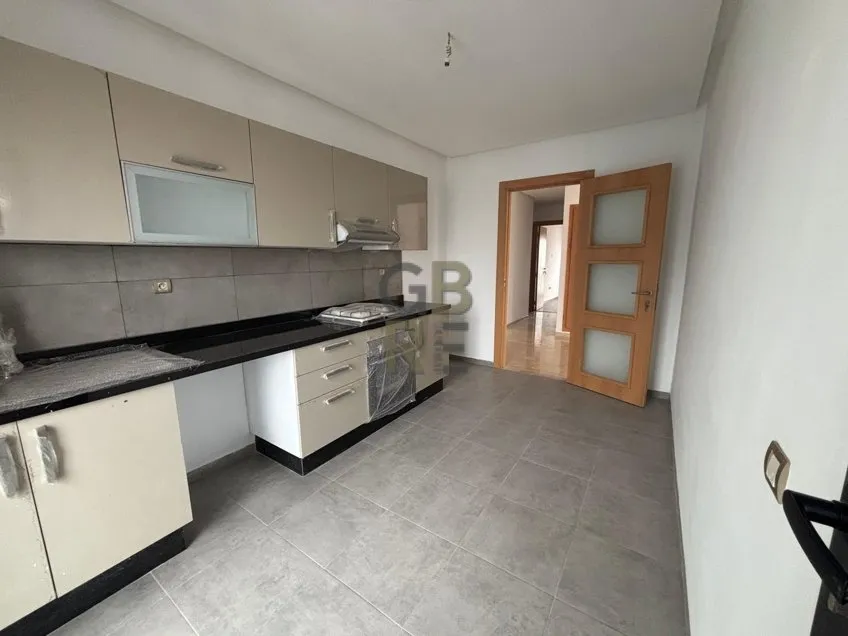 Bel appartement lumineux dans une résidence fermée au bas d’agdal - الرباط