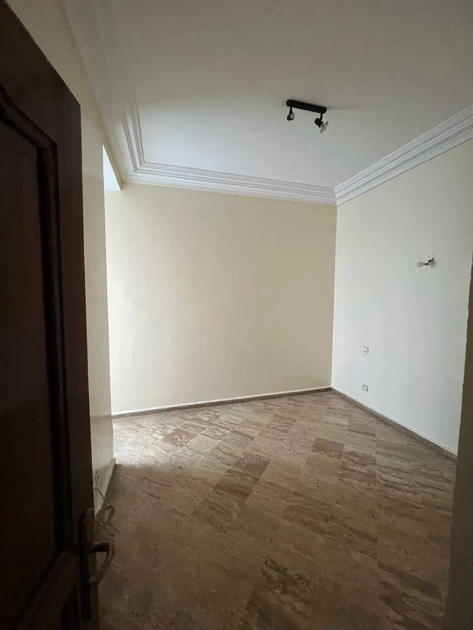 Les hôpitaux : Location appartement vide avec une grande terrasse. - الدار البيضاء (3)