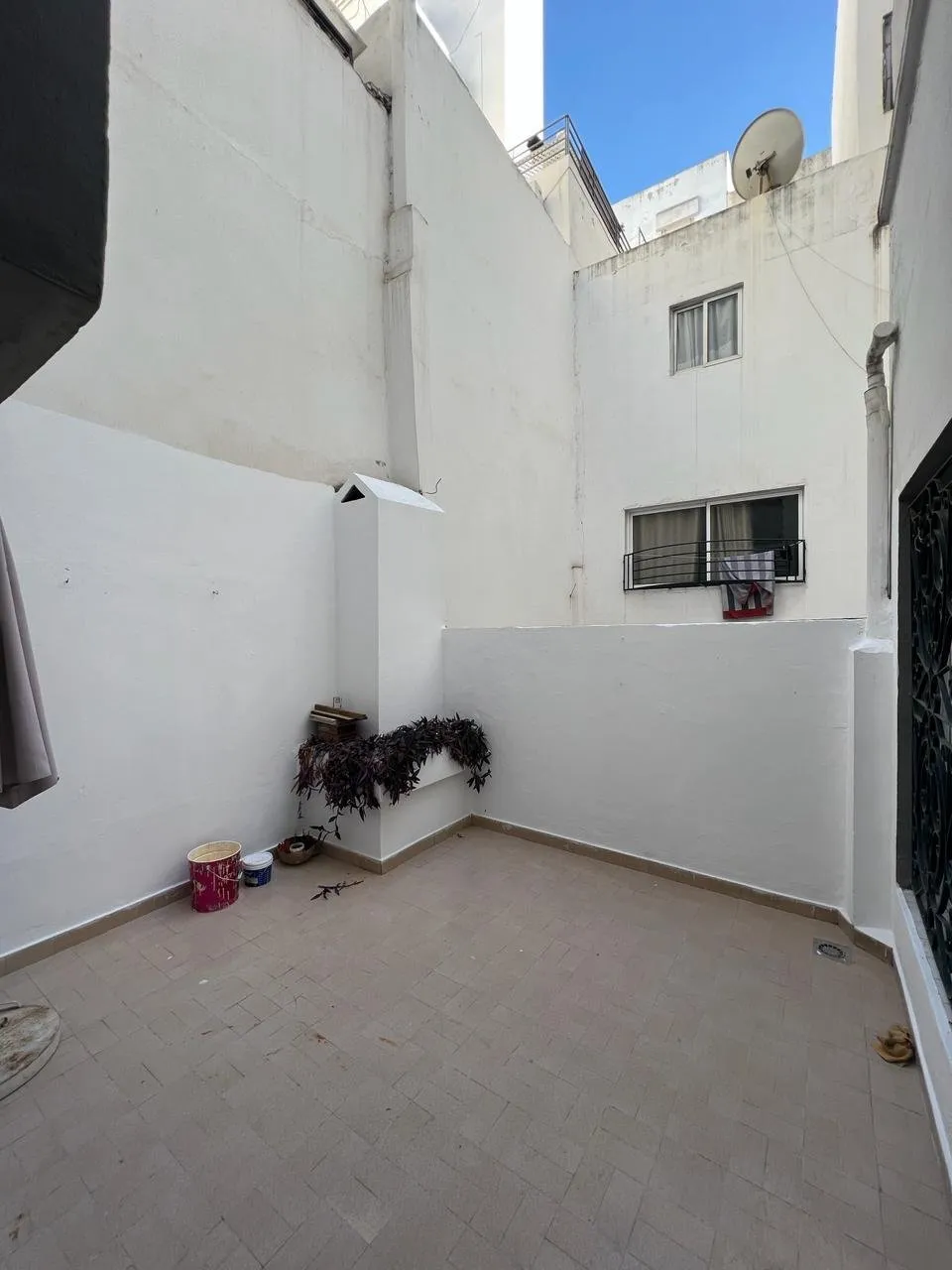 Les hôpitaux : Location appartement vide avec une grande terrasse. - الدار البيضاء
