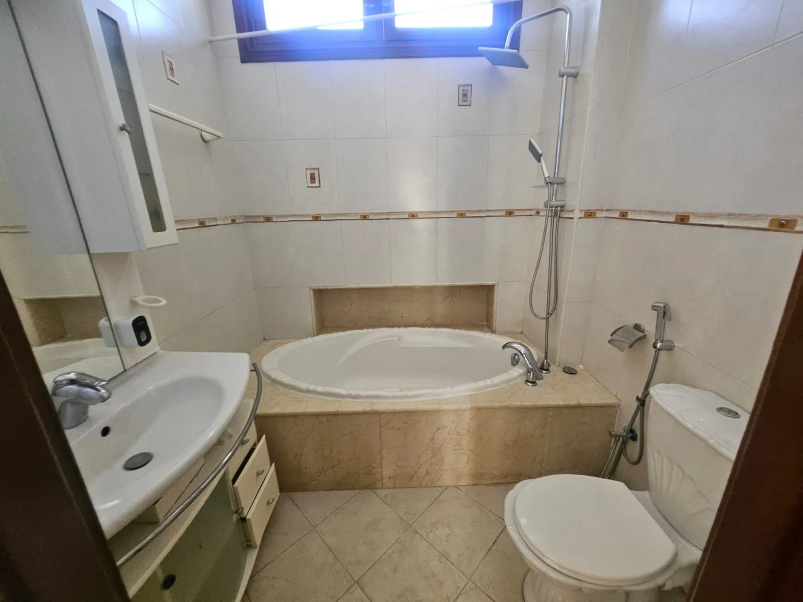 MAGNIFIQUE VILLA VIDE EN LOCATION -CIL- - الدار البيضاء (2)